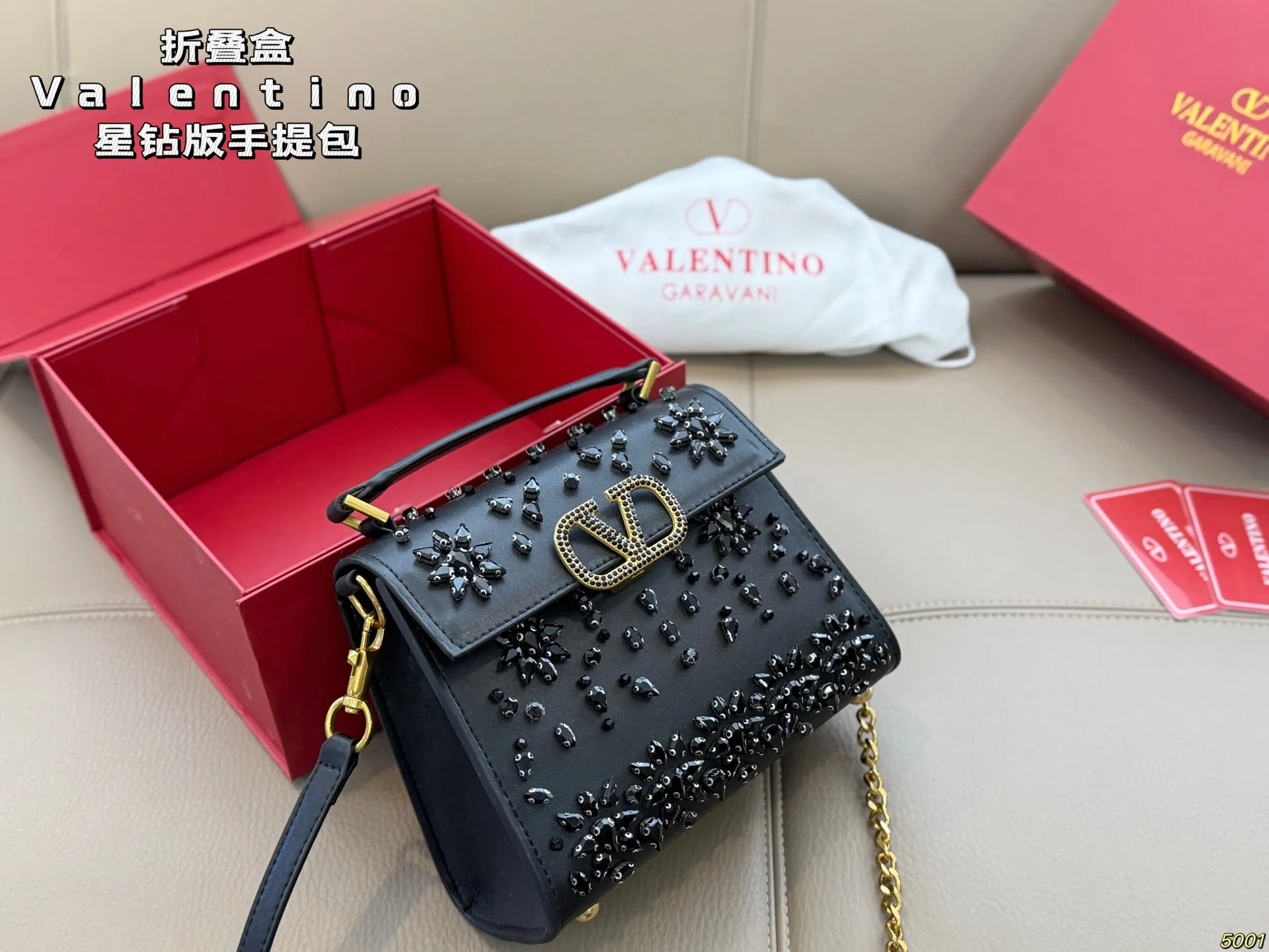 ¥230折叠盒 华伦天奴Valentino星钻版手提包 简约的包身廓形解锁时尚魅力 可盐可甜 让你成为整条街最靓的女孩 很百搭哦 yyds 尺寸:18 14