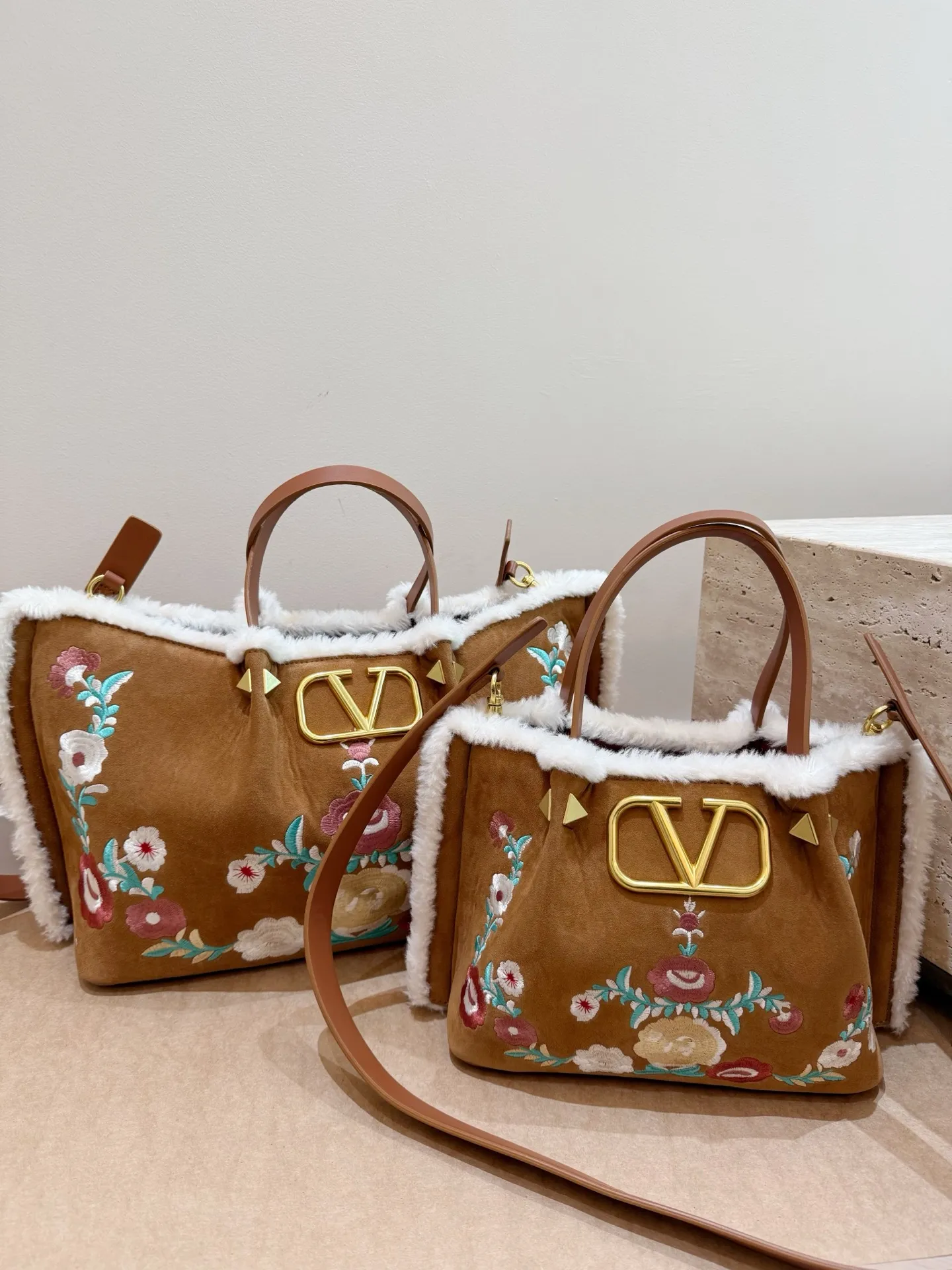 大号P240 无盒⚠️尺寸37*24 小号P235 无盒⚠️尺寸25*19 华伦天奴 Valentino麂皮羊羔毛托特包 魅力无限 释放你的时尚态度 外形独特,有很多可爱的颜色可选,简直是不可错过的时尚单品 不同于帆布包的柔软,背在身上主打一个肆意洒脱的感觉,超有质感,时尚达人超爱