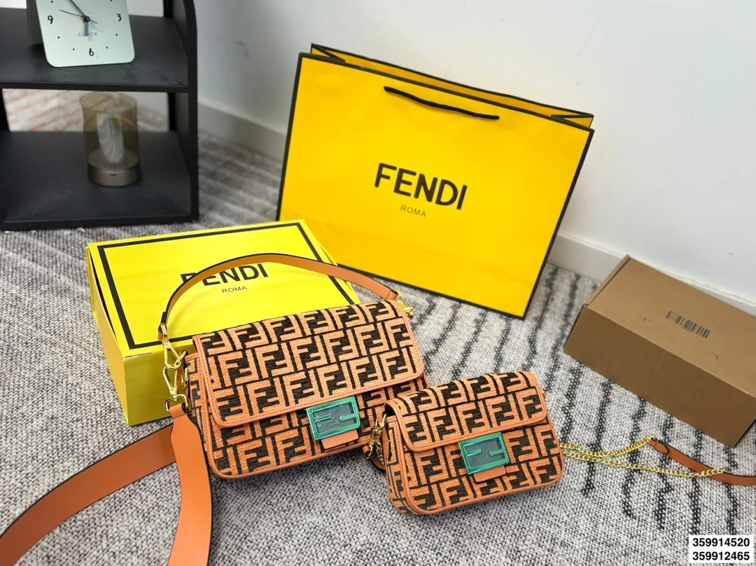 p170 p165配折叠盒 size：27.17/20.13 Fendi芬迪法棍包 （Baguette) 单肩、斜跨都不是问题， 有种慵慵懒懒的街头！！