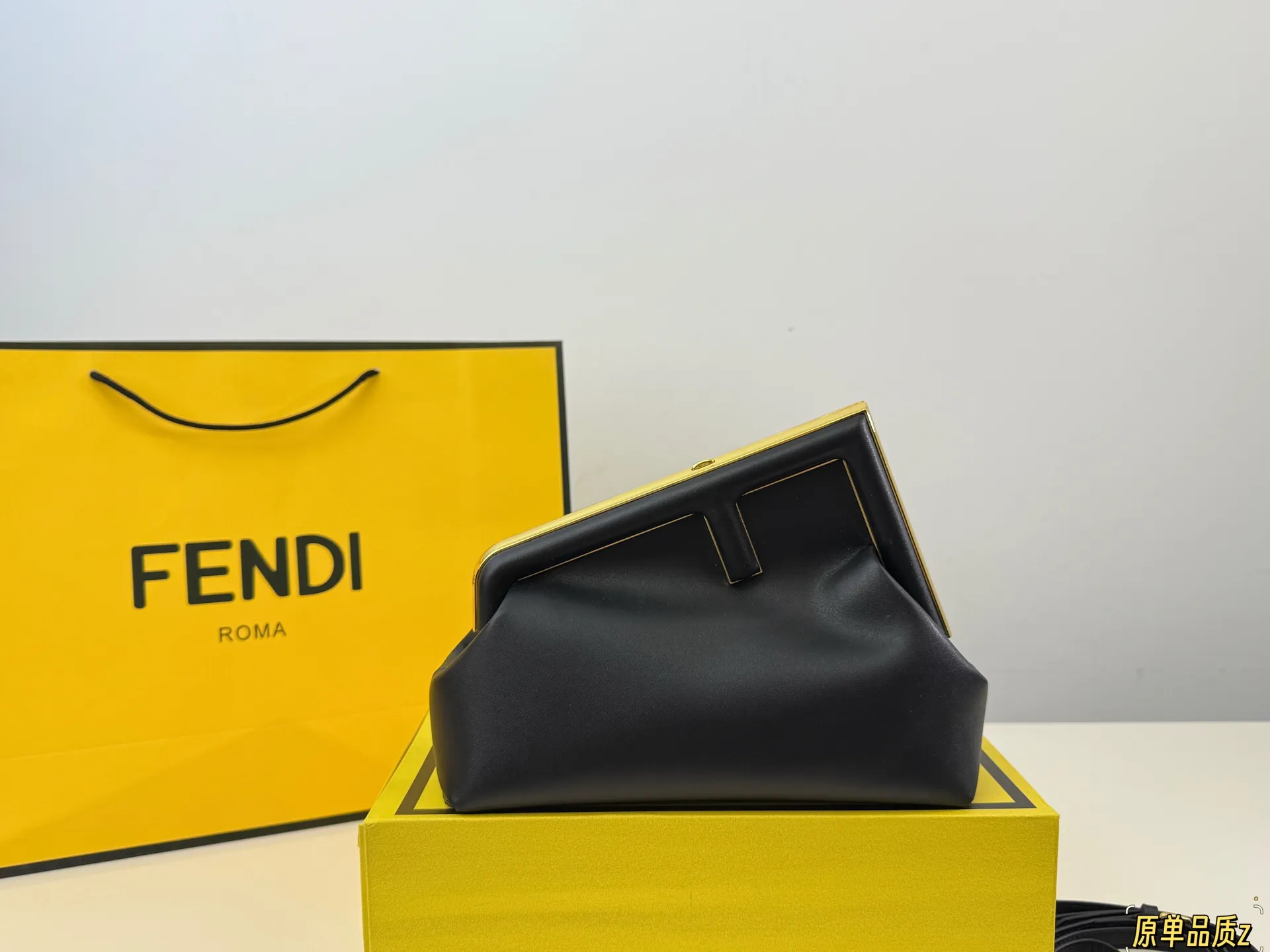 （折叠盒⚠️）p170 First 芬迪的包包越来越好看了，特别是这款，爱不释手！设计颠覆了以往的包包，新款Fendi First的轮廓融入了Fendi首字母F的造型，很特别，简直处处精彩，通勤，晚宴什么都能搭，优雅中带着一丝酷飒，太喜欢！尺寸：22.18