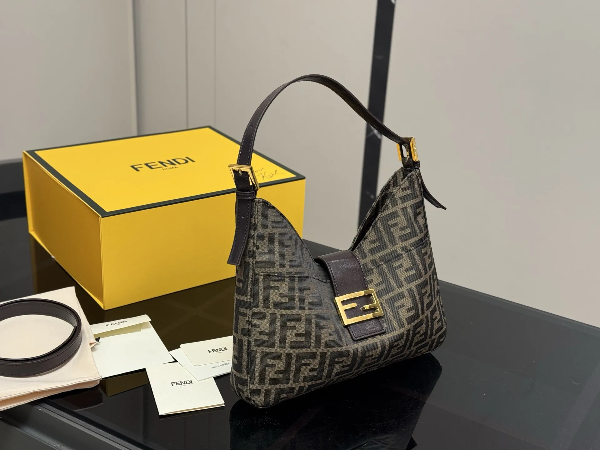 ¥170 配折叠盒 Fendi zucca 老花牛角包 芬迪牛角包真的好看又好背 万年经典 硬版布面 包身挺括 size :30.24cm