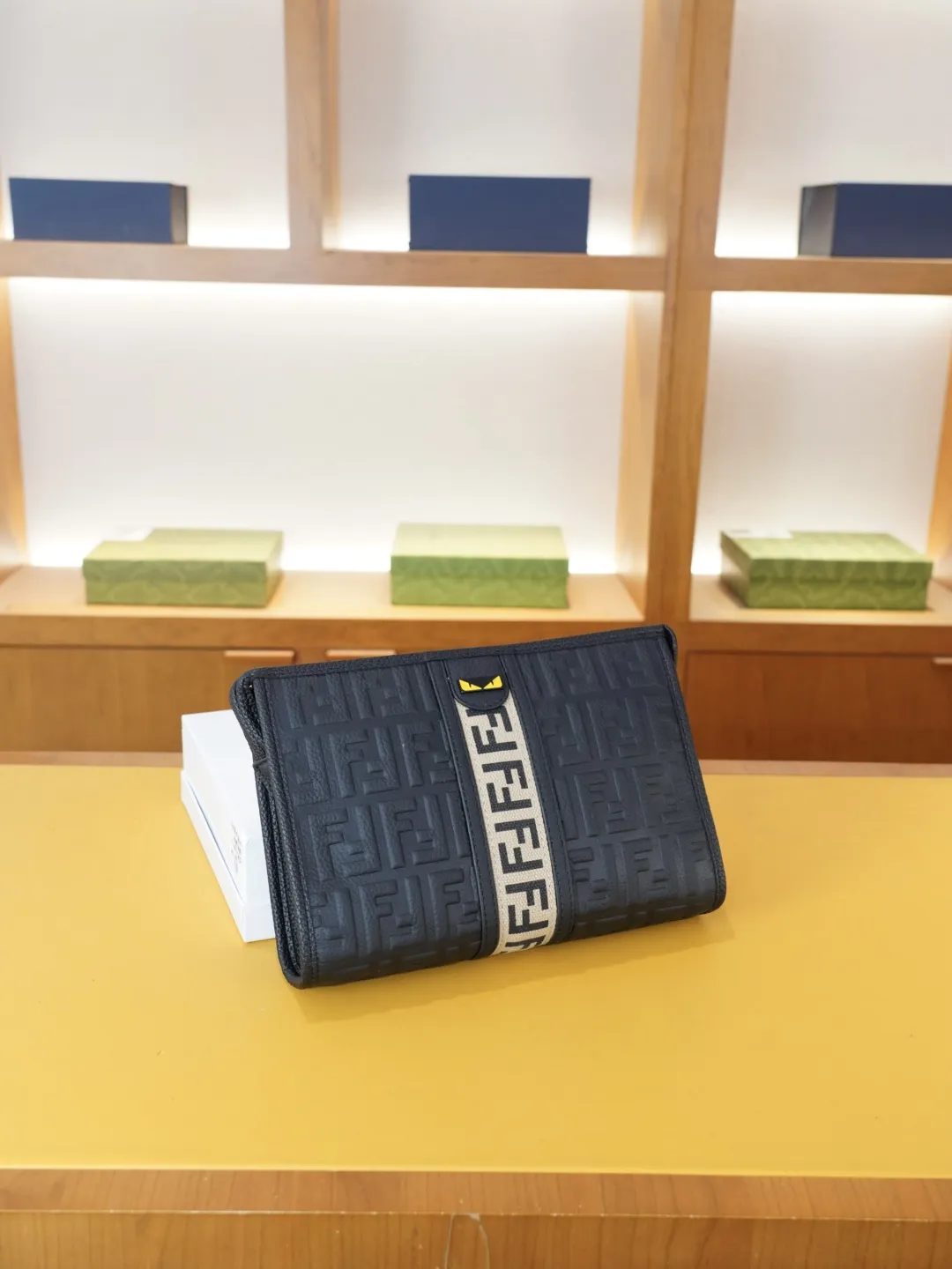 P115 🇮🇹 FENDI 芬迪 官网同步 高版本 手拿包 全球轰抢单品 原单牛皮制作 质感超好 日常出门经典百搭 一眼万年的款 非市面普通货 贸易公司订单货 配全套包装礼品盒装等.. 【规格：28x19x6】