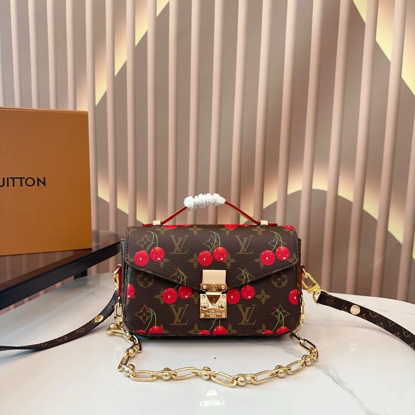 P150 折叠盒🎁 size：21*13cm LV 小邮差包 Pochette EW 村上隆联名樱桃 太爱了村上隆联名小樱桃系列最近老了～～连欧阳娜娜都在背 这款樱桃邮差包很适合夏天搭配白色包身上面樱桃点缀&reg;色俏皮又可爱 容量嘎嘎能装！bz
