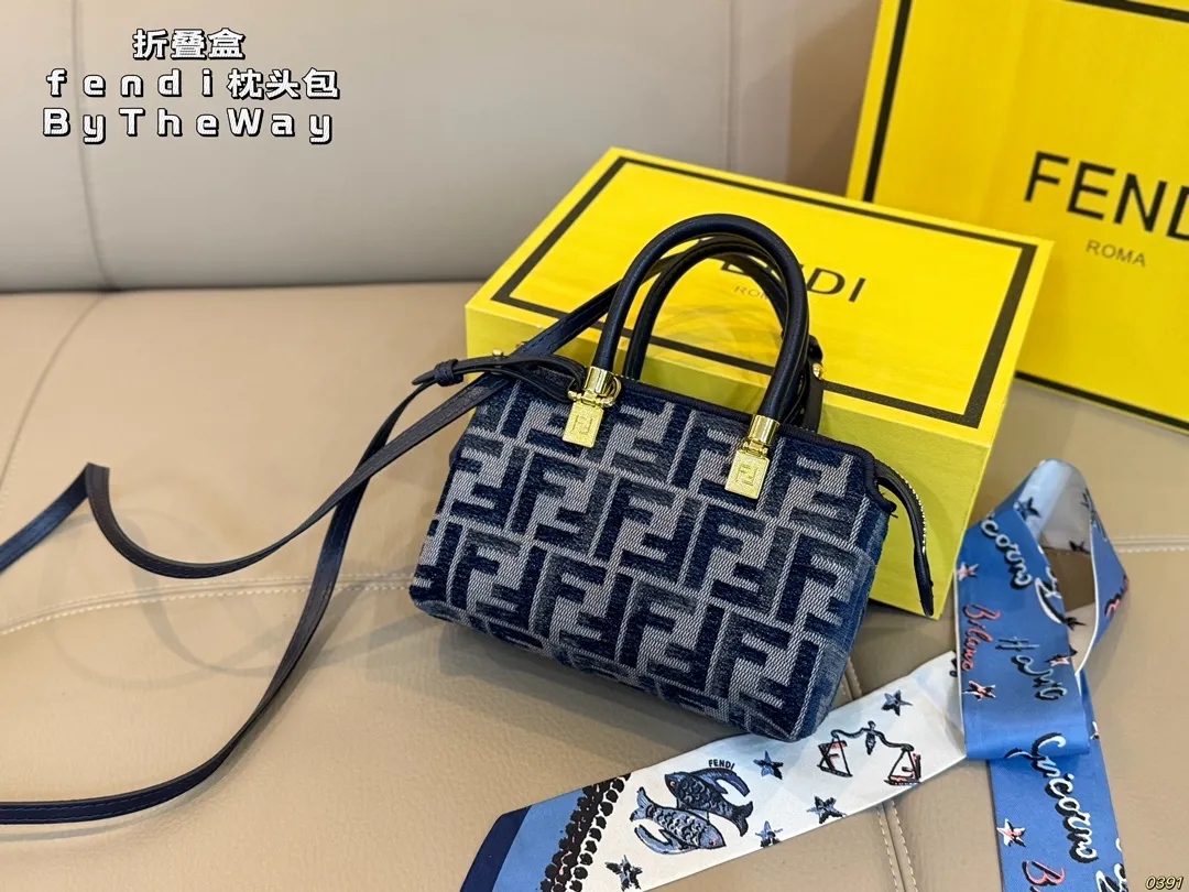 &yen;145折叠盒 芬迪枕头包Mini By The Way系列 fendi小身材大容量 小小只巨可爱 可手提可斜挎 上身可甜可盐！ 尺寸17 12
