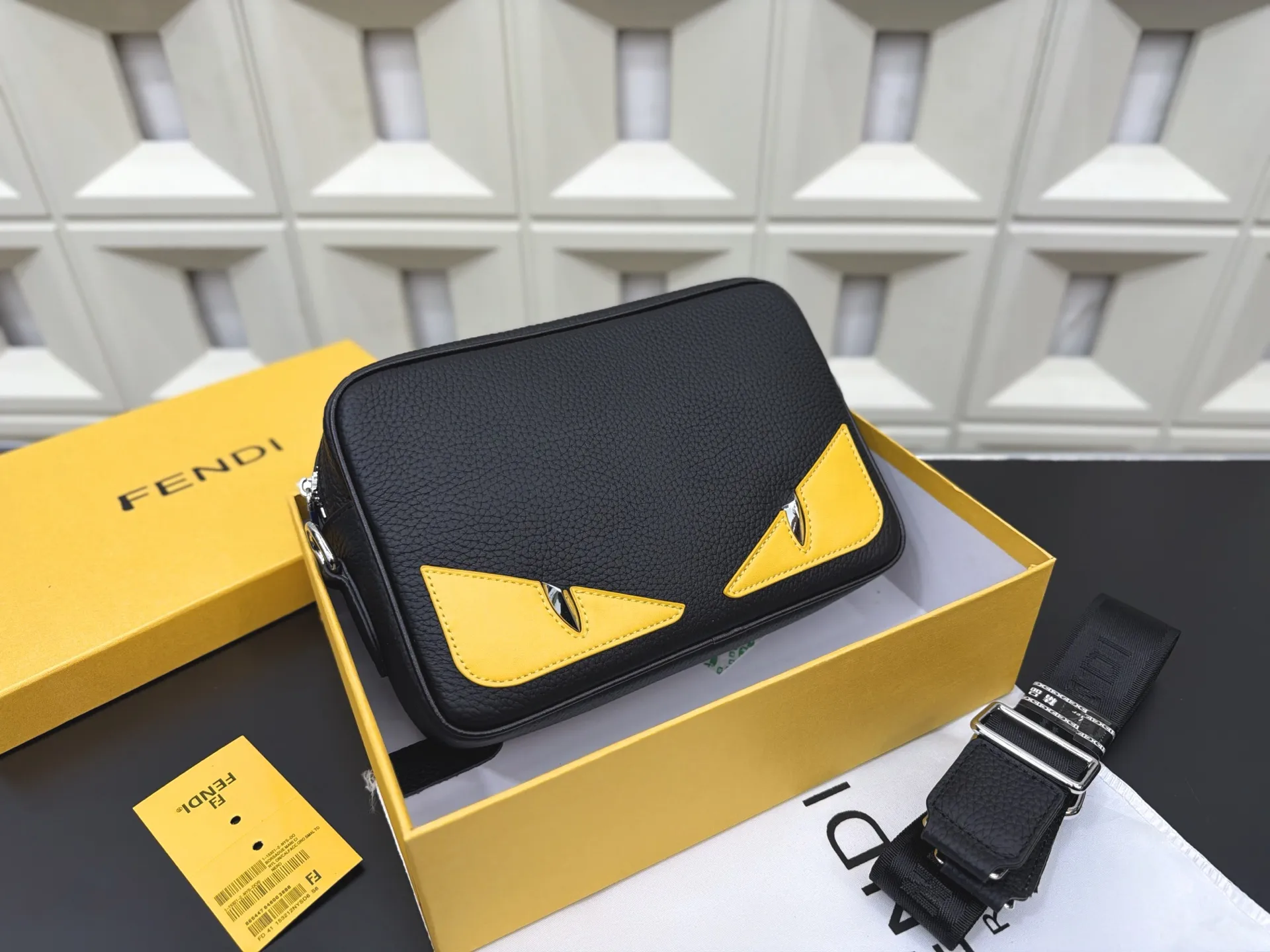 P125 Fendi 芬迪 小怪兽邮差包 单肩包 男女通用斜挎包 经典百搭 实物拍摄 配送礼盒 24 x 16 cm。