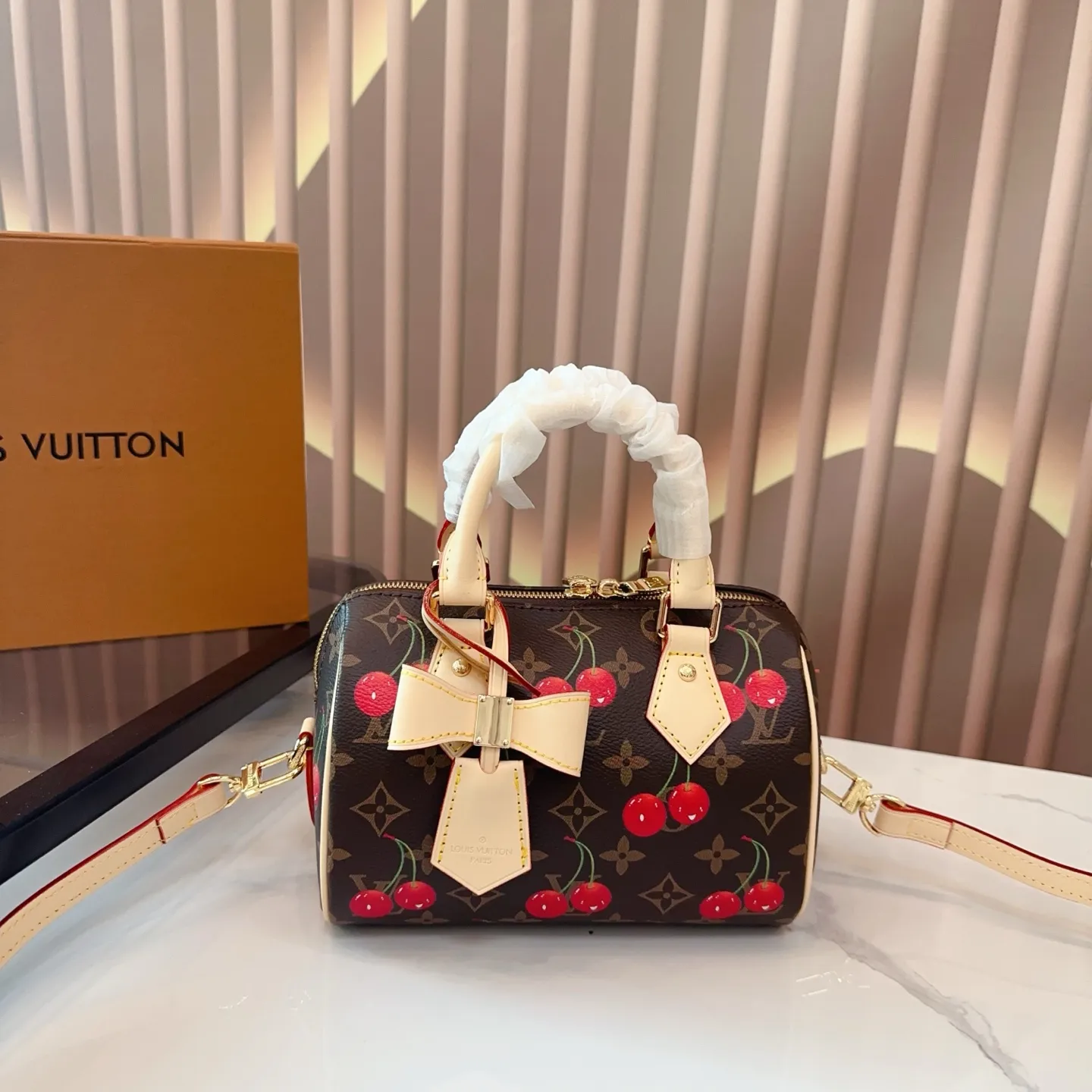 p135 配礼盒🎁. LV Speedy20枕头包 新款speedy20,宝藏尺寸,因为20的尺寸不大也不小,容量也特别 对于嫌弃speedy25太大,nano16cm 又太小的姐妹们,20的尺寸刚刚好哦。 Speedy 系列一直是专柜最热、 最难抢的款, speedy20除了尺寸改动外,最大的改变就是把以往的植鞣革肩带换成了比较宽一点的帆布刺绣logo肩带,而且是可调整肩带,肩带的款式挺现代的,给人的感觉就是非常的年轻活泼,配上这个包,整体的风格就很休闲。尺寸20*11*14cm bz