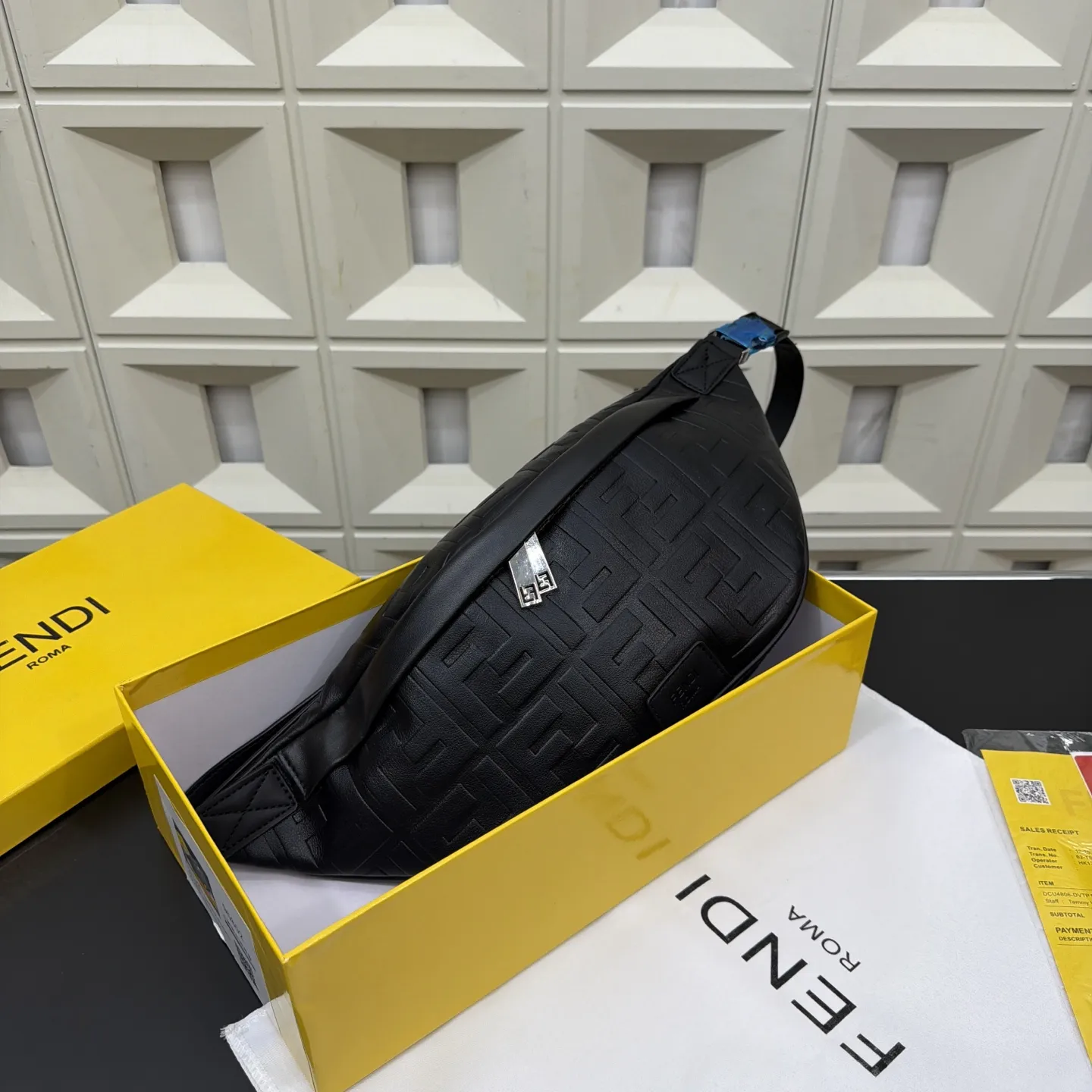 P105 Fendi 芬迪 印花腰包 斜挎胸包 经典百搭 实物拍摄 配送防尘袋 礼盒 30 x 17 cm。