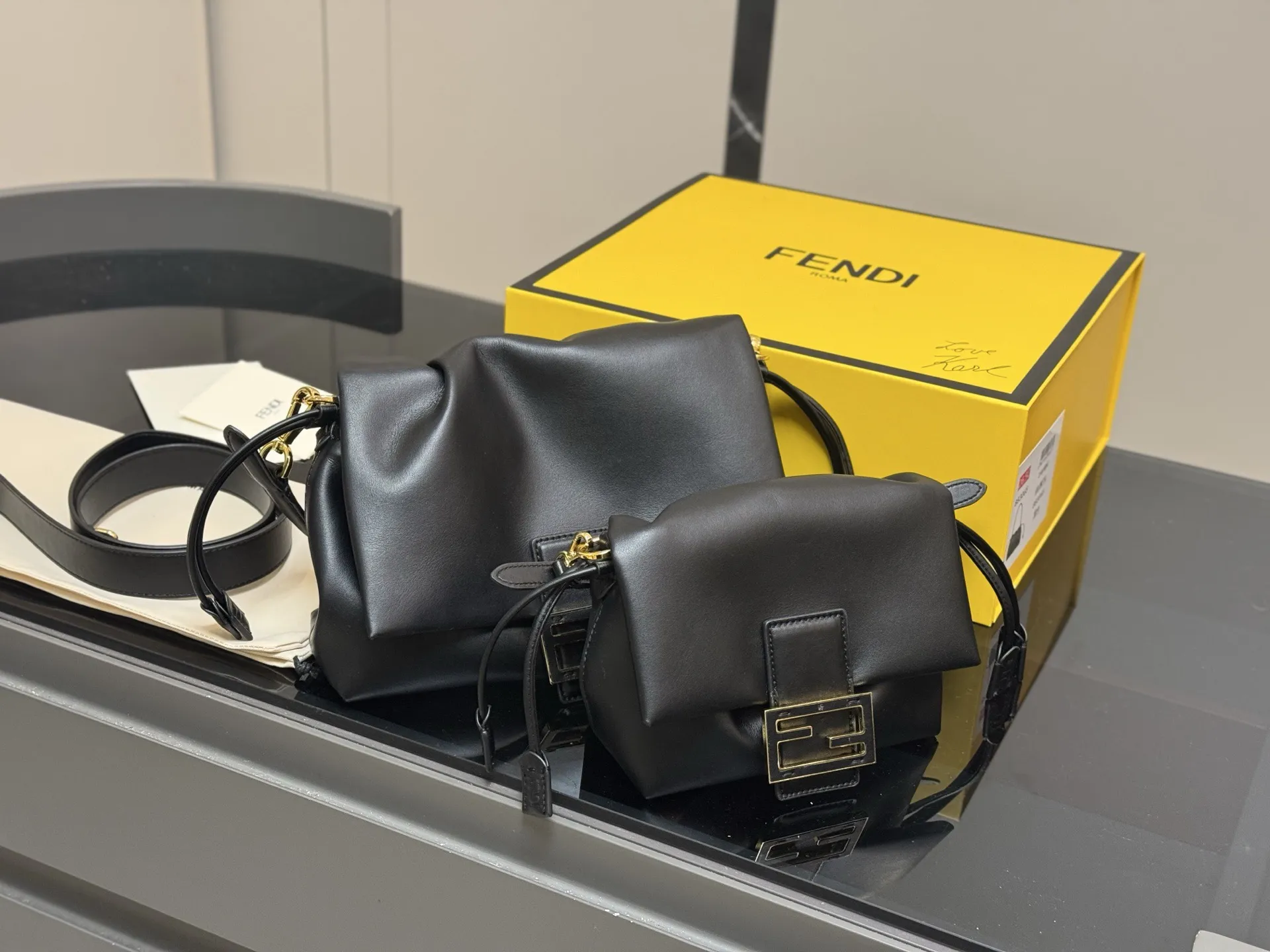 &yen;190 &yen;205 芬迪大胖是我今年要收入囊中的一款中古包 fendi老花百看不厌 金扣搭配 宝藏一-般的存在17cm 26cm配盒子