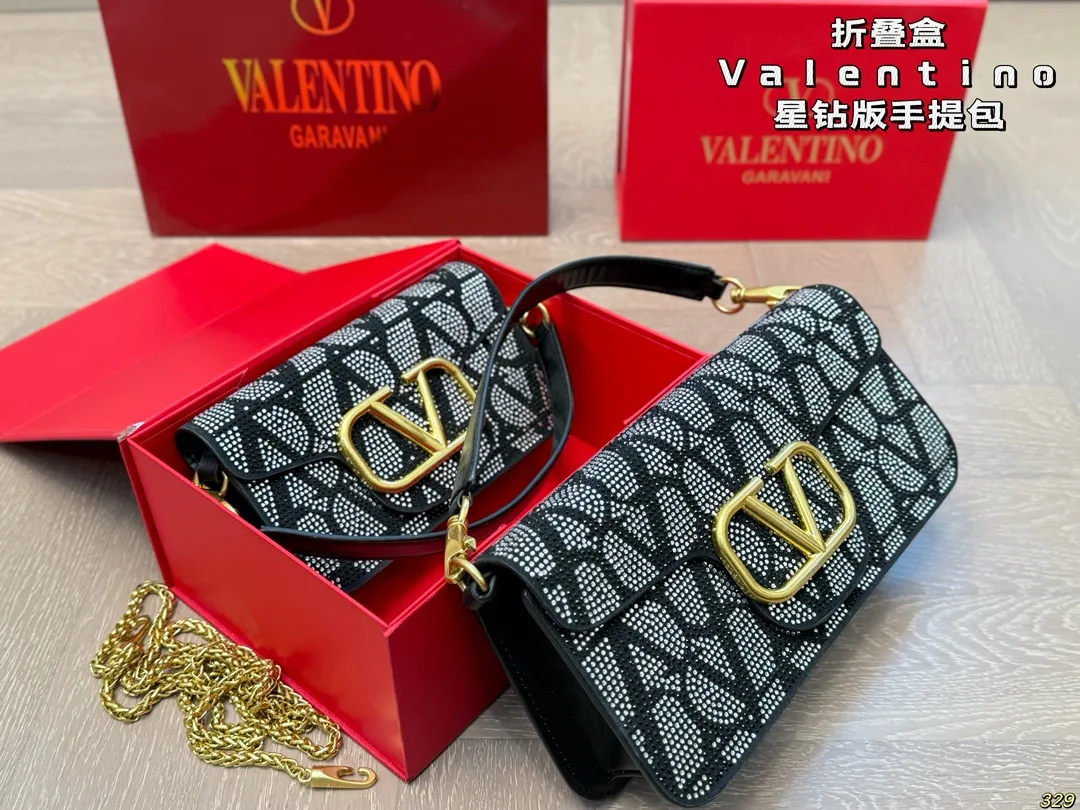 &yen;165/&yen;160折叠盒 华伦天奴Valentino星钻版手提包 金属质感 大大logo 简约的包身廓形解锁时尚魅力 可盐可甜 让你成为整条街最靓的女孩 很百搭哦 yyds 尺寸：28 13/20 11