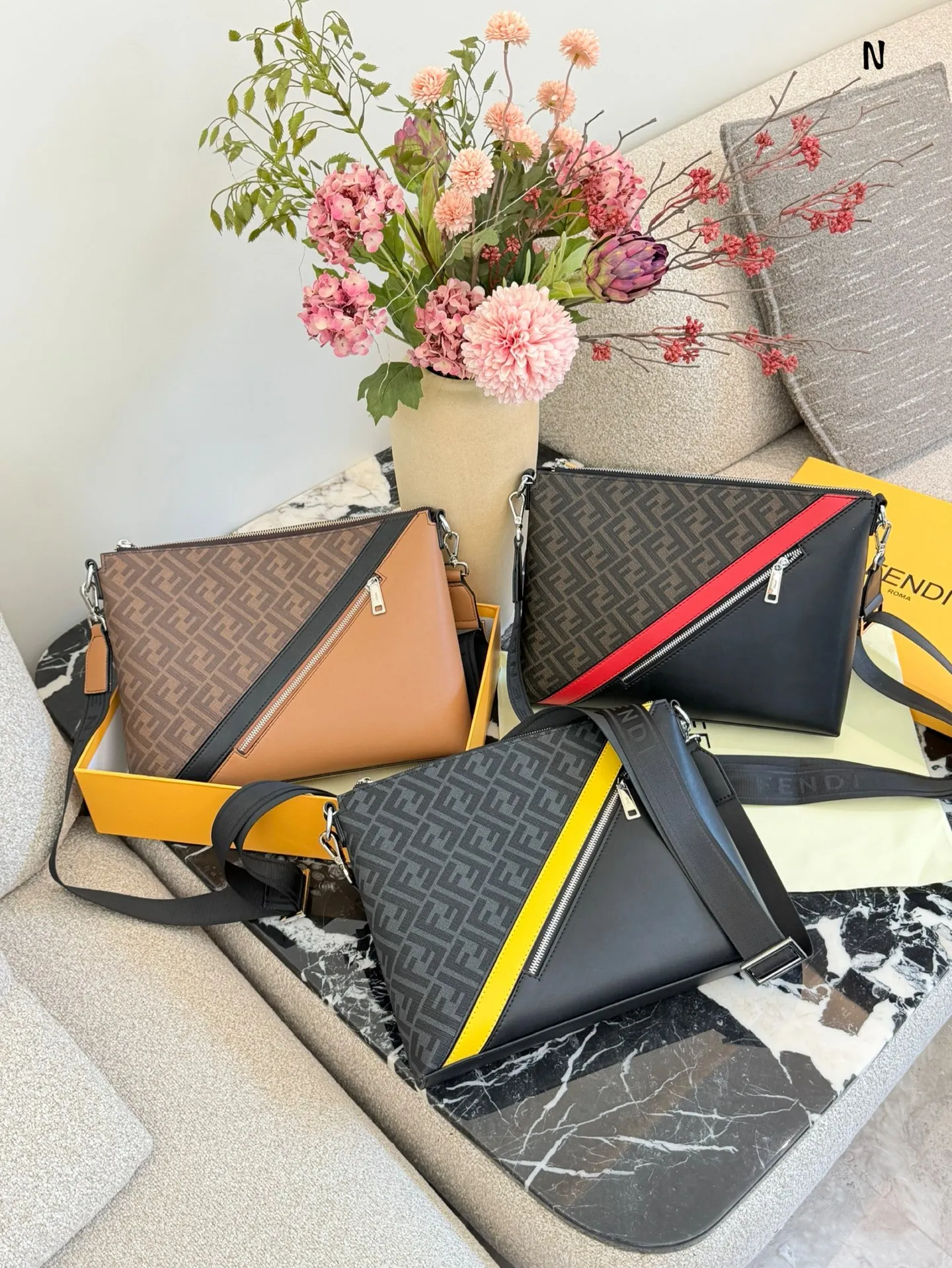 p160 Fendi老花FF 拼皮斜挎邮差包 🔥肩带可以拆 Fendi老花FF 拼皮斜挎邮差包 🔥肩带可以拆卸 做手包 尺寸35 25 内有隔层 轻便实用 男女同款 上身时尚 炫酷 🔥全新 肩带 卡 尘袋 齐全30cm