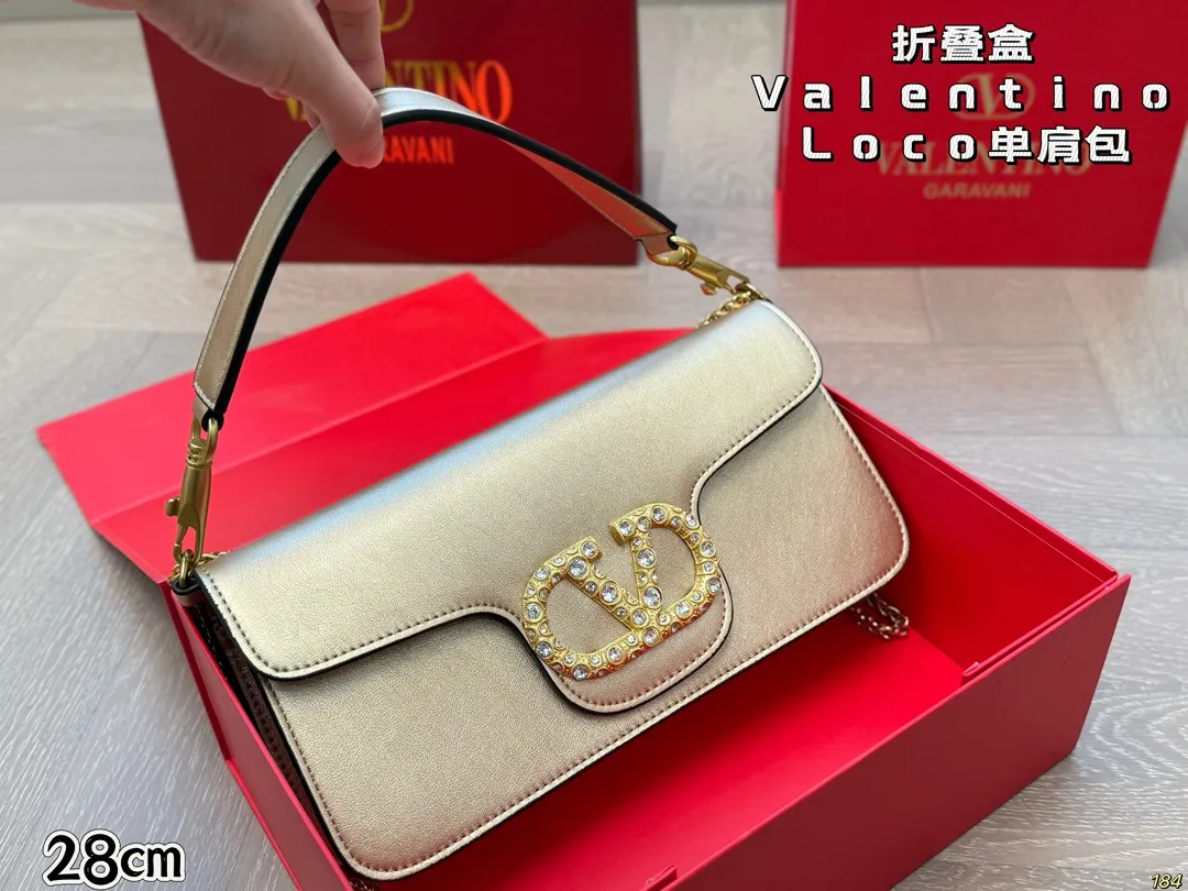 大号&yen;155折叠盒 华伦天奴 Valentino Loco单肩包 高级感溢出来啦 这颜值上身很百搭的呦 怎么背都没压力 哪个女孩子能拒绝得了这么好看的美包啦 尺寸：大号28 13
