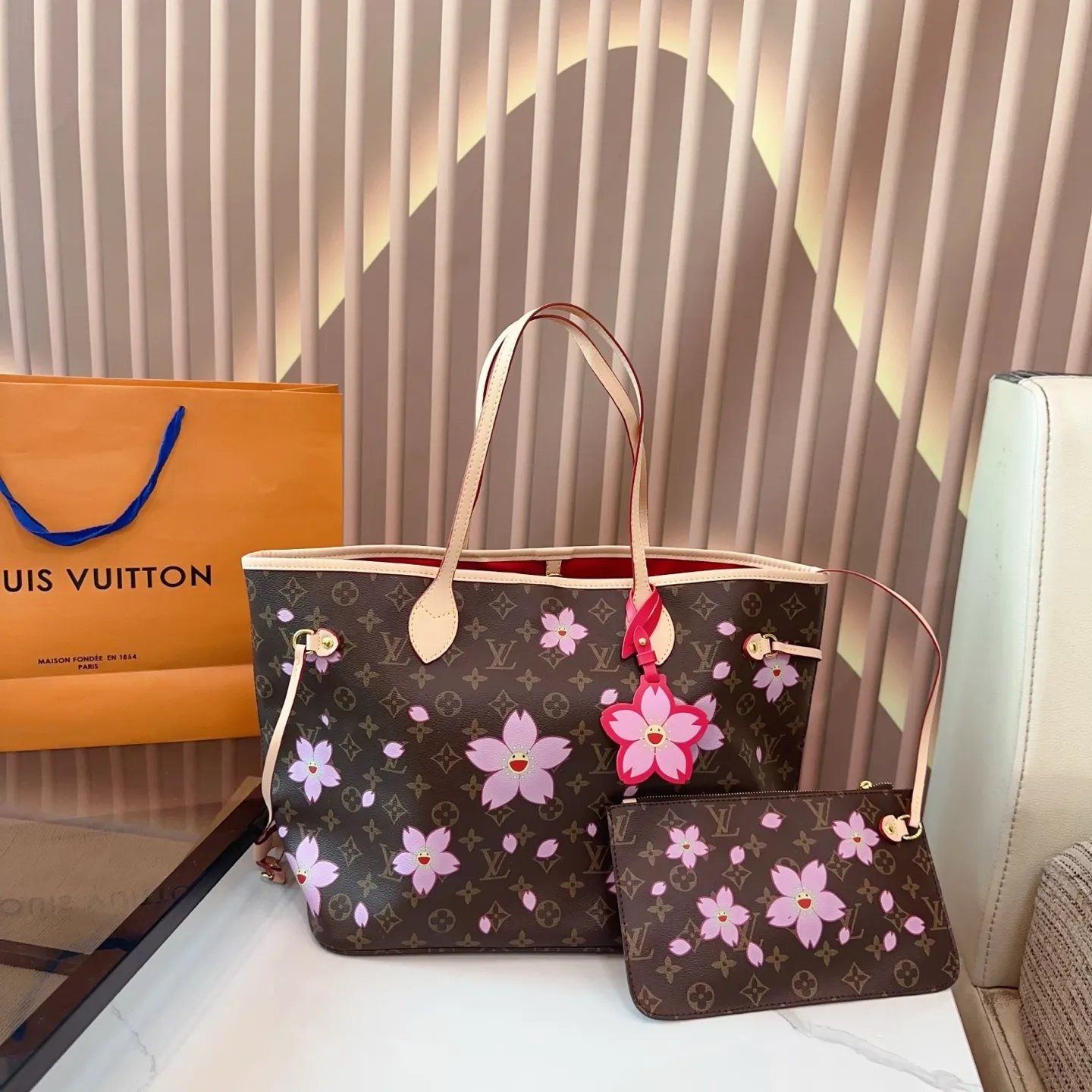 p145 lv&村上隆联名系列 neverfull超级酷太爱啦 购物袋届的天花板 被它的颜值惊艳到啦 简约大气 时髦感十足 尺寸32 29。bd