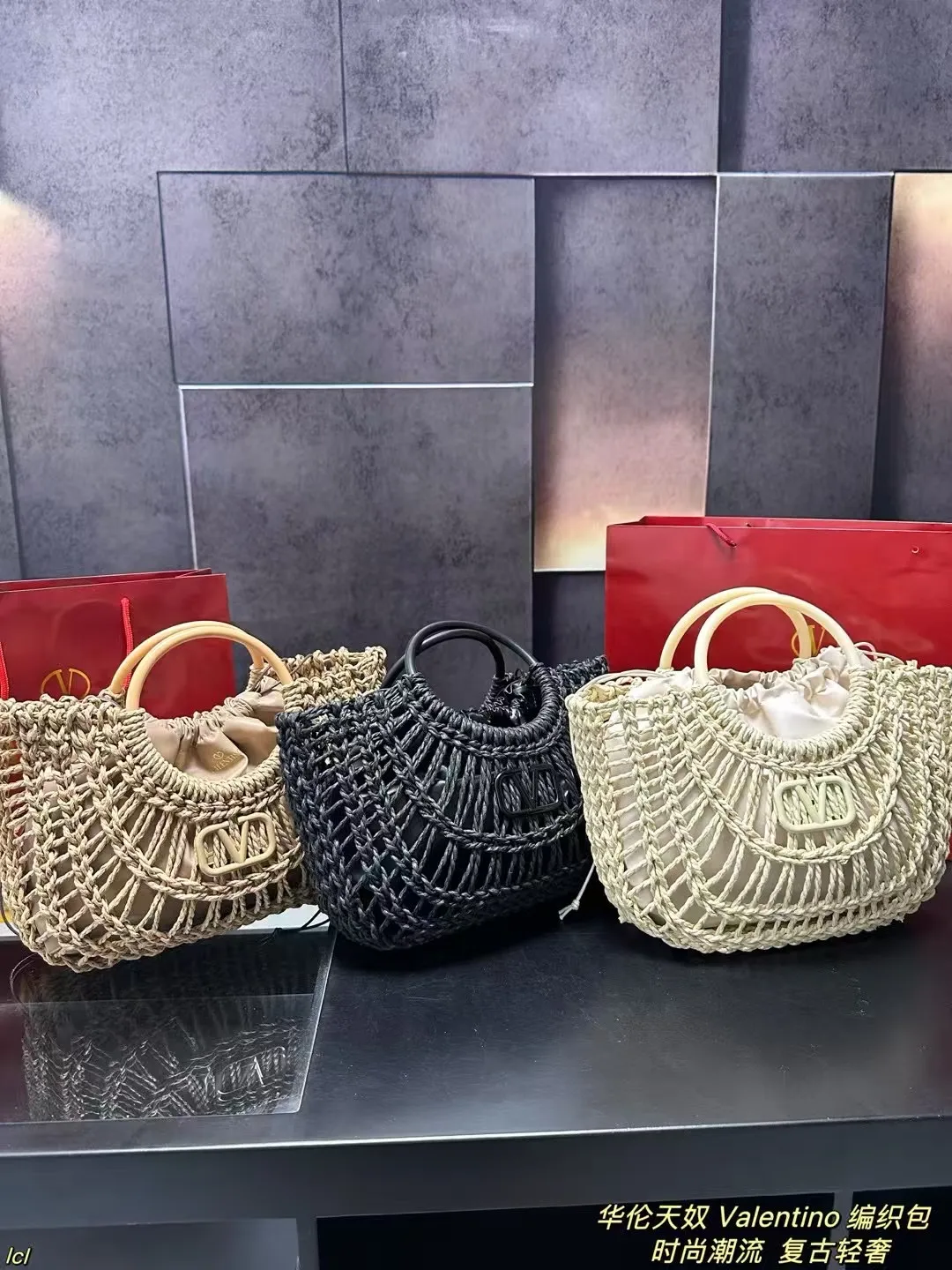 P135配盒 华伦天奴 Valentino 编织包 Valentino华伦天奴Loco绝美仙女必备也太好看了叭手提单肩包解锁时尚魅力 可盐可甜整条街最靓的女孩 时尚减龄又轻便，大大的华伦天奴logo，时尚大气，喜欢的集美们抓紧入手吧！ 尺寸：32*24cm