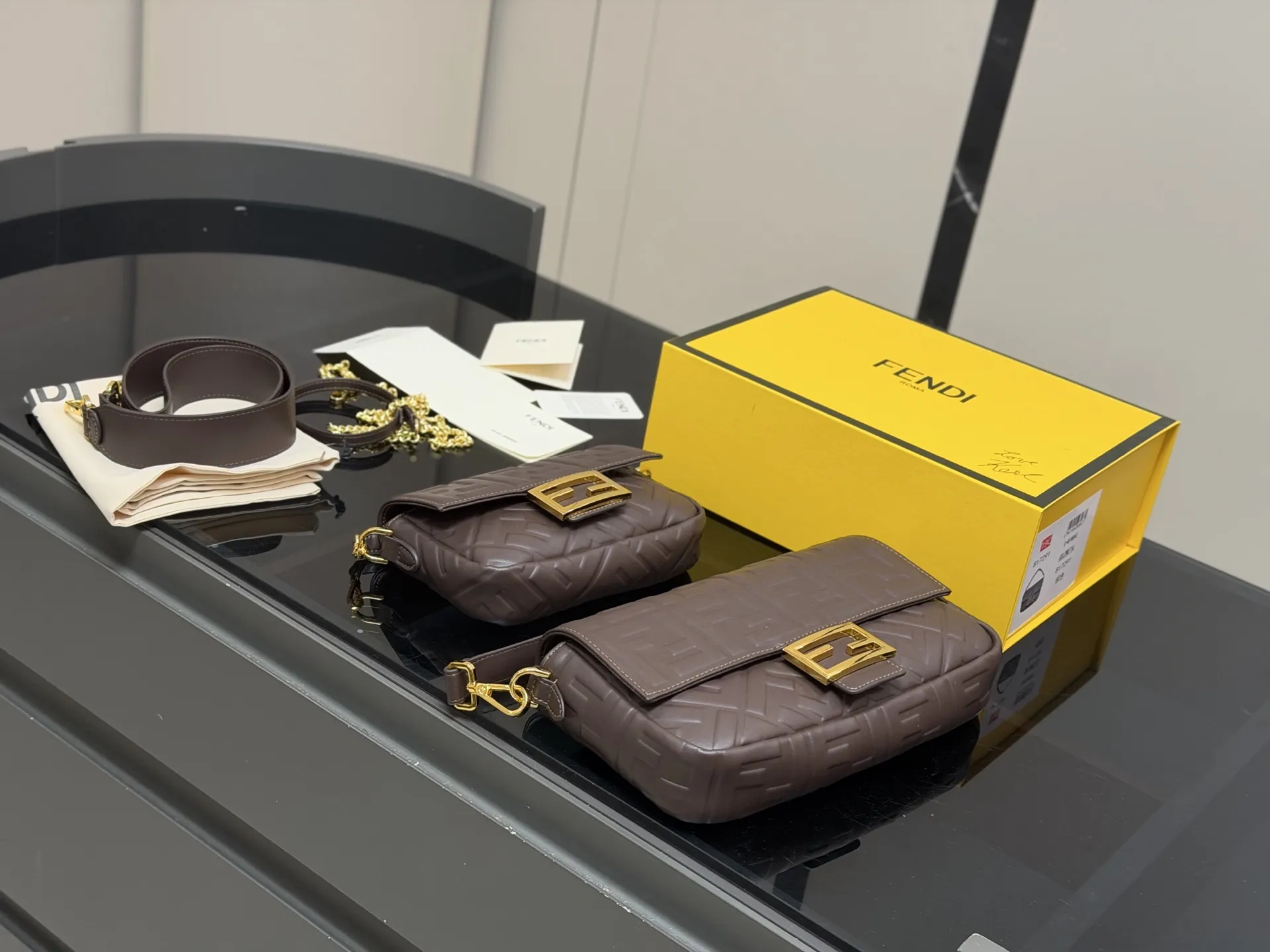 ¥190 ¥180 配折叠盒(升级版) size:25*15cm 18*10cm Fendi芬迪法棍包 (Baguette) 单肩、斜跨都不是问题, 有种慵慵懒懒的街头!! ⚠️牛皮品质