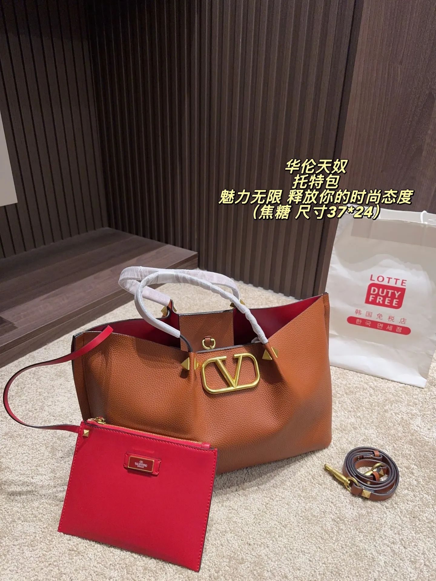 P180 无盒⚠️尺寸37*24 华伦天奴 Valentino托特包 魅力无限 释放你的时尚态度 外形独特，有很多可爱的颜色可选，简直是不可错过的时尚单品 不同于帆布包的柔软，背在身上主打一个肆意洒脱的感觉，超有质感，时尚达人超爱