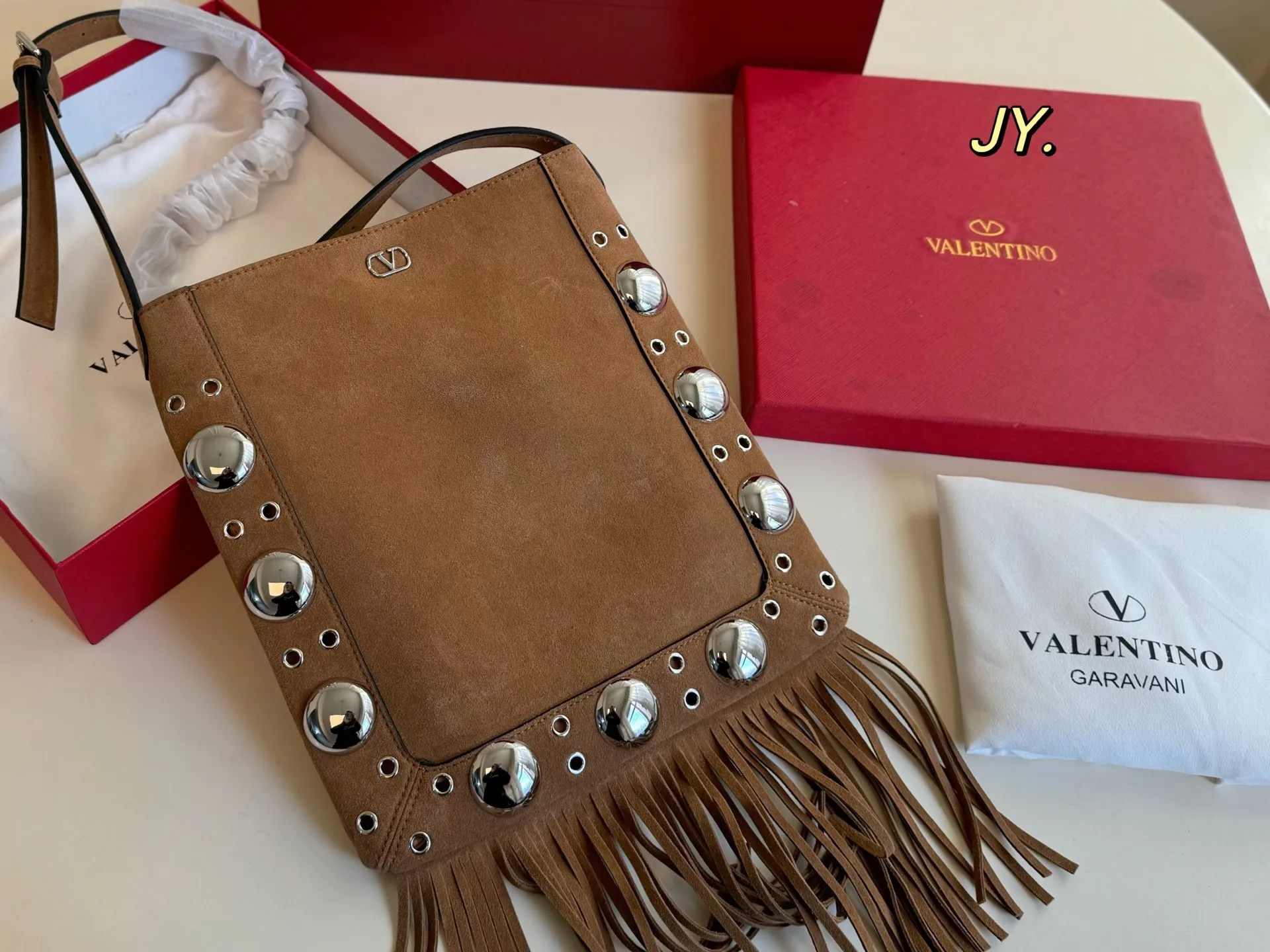 P170(配盒) size:28×30 VALENTINO华伦天奴麂皮绒柳钉流苏托特包💕 质感很高级,皮料超好 可调节肩带,多种背法 容量超级大也很耐用~ 随性慵懒,日常出街必备
