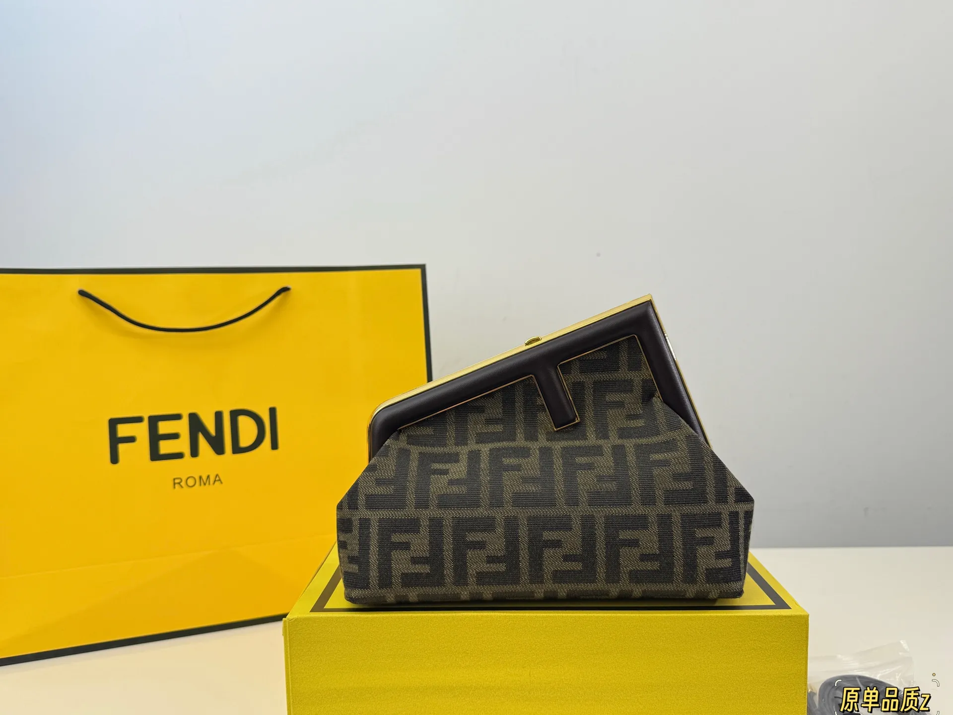 (折叠盒⚠️)p170 First 芬迪的包包越来越好看了,特别是这款,爱不释手!设计颠覆了以往的包包,新款Fendi First的轮廓融入了Fendi首字母F的造型,很特别,简直处处精彩,通勤,晚宴什么都能搭,优雅中带着一丝酷飒,太喜欢!尺寸:22.18