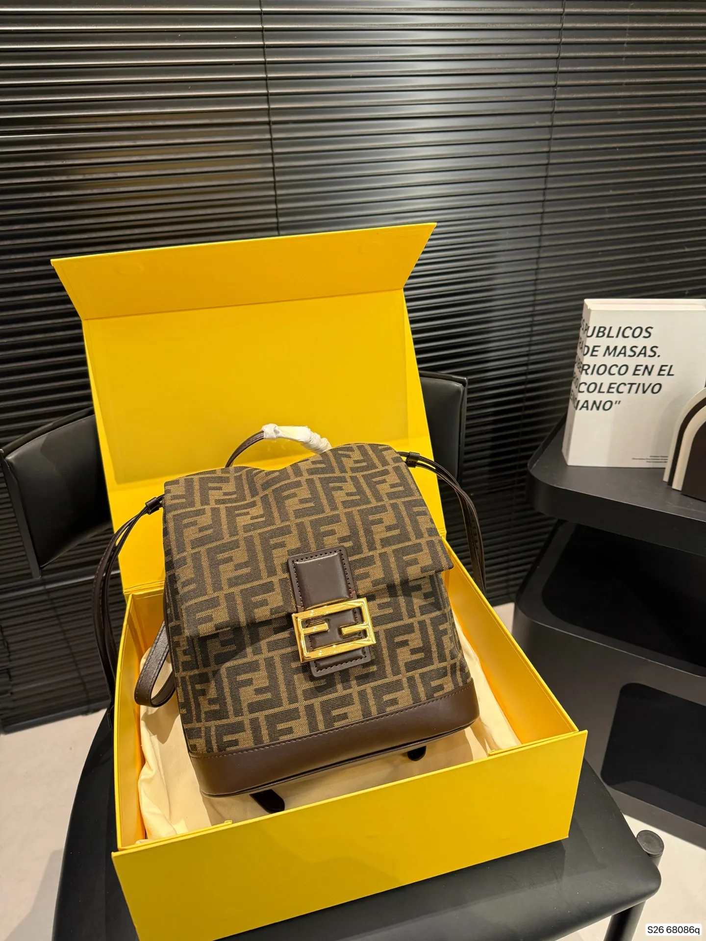 P180 配折叠盒 FENDI|复古感双肩包😍 看图的时候已经被疯狂种草的双肩包🎒 实物果然不负众望啊 超大容量包身 日常出门或旅游都超实用 重点是!!! 大个子、小个子背都超好看🤩 爱了爱了😍 尺寸23 25 货号68086