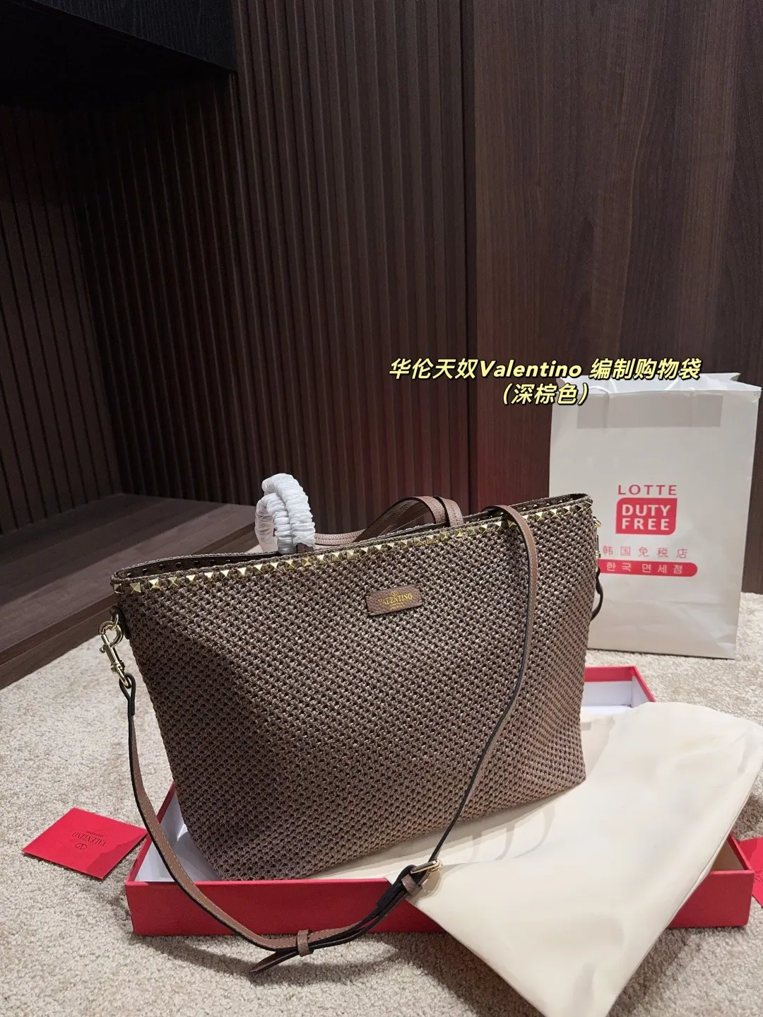 p170配盒⚠️尺寸45.28 华伦天奴Valentino 编制购物袋 俏皮超个性谁背谁好看 掩饰不住的洋气 精致走线 拼色很有特点 巨百搭可随心日常搭配 休闲俏皮同时又带着一点o名媛范 必将成为新年春夏的超级爆款 &hearts;️