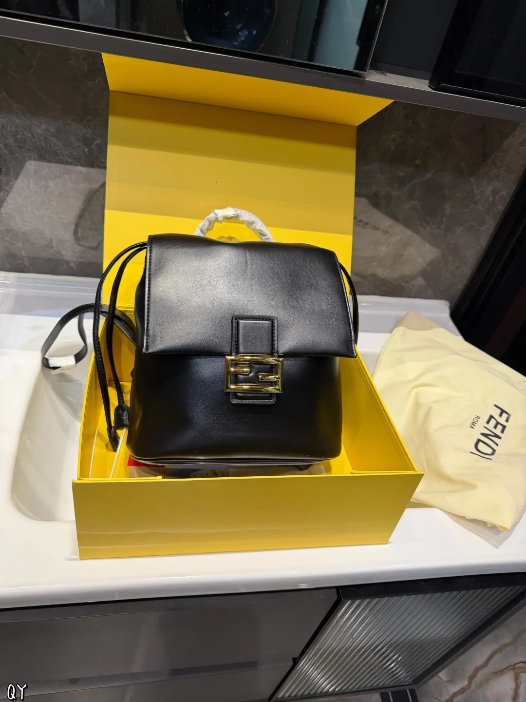 ❤️p175（折叠礼盒）❤️ Fendi老花双肩包 经典复古又时髦一眼沦陷容量超级能装 通勤出游都合适不管是搭配大衣还是休闲装都能轻松打造时髦造型 尺寸24&times;24