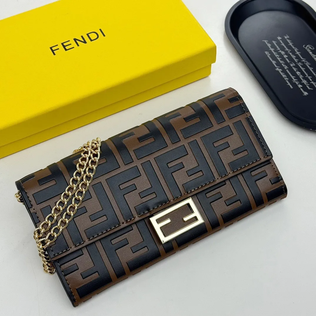 P105🎀Fendi 621666🎀颜色 黑色 黑棕色🎀尺寸 19*10.5*3.5 🎀Fendi 专柜同步,可肩背专柜品质顶级进口牛皮 海外订制钥匙扣五金 做工油边精湛