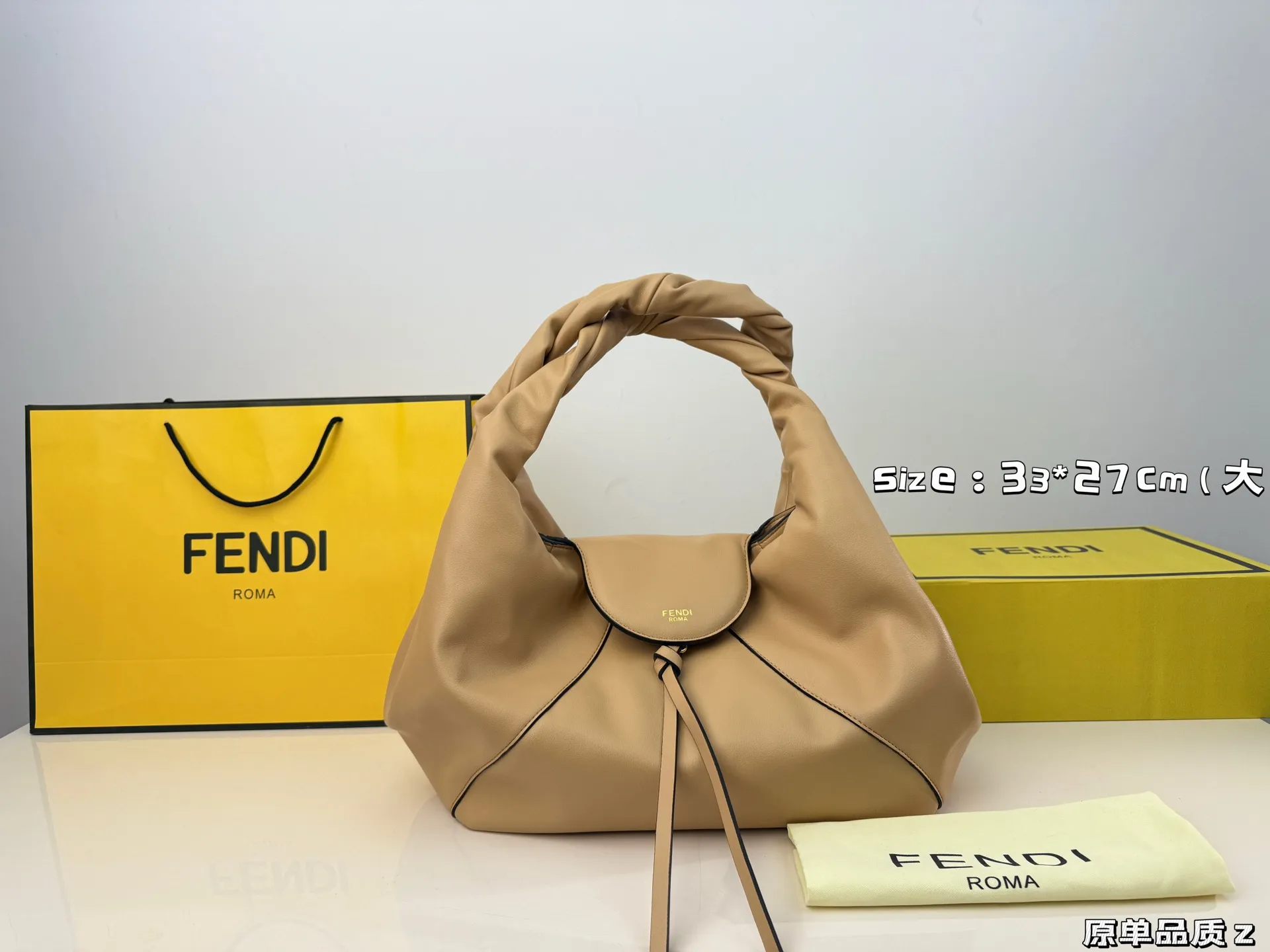 (折叠盒⚠️)p260/p240 芬迪新款包身隐藏的 “机关锁”开合像解密一样有趣,名字“SPY”(间谍)由此而来。 包口小口袋低调又充满心机感,像好朋友一样守护着你的秘密 ,更像是一双有智慧的眼睛带你“窥探”世界 可调节肩带:单肩、斜挎或手拎,适合不同场合。 size:33*27cm(大) size:21*21cm(小)