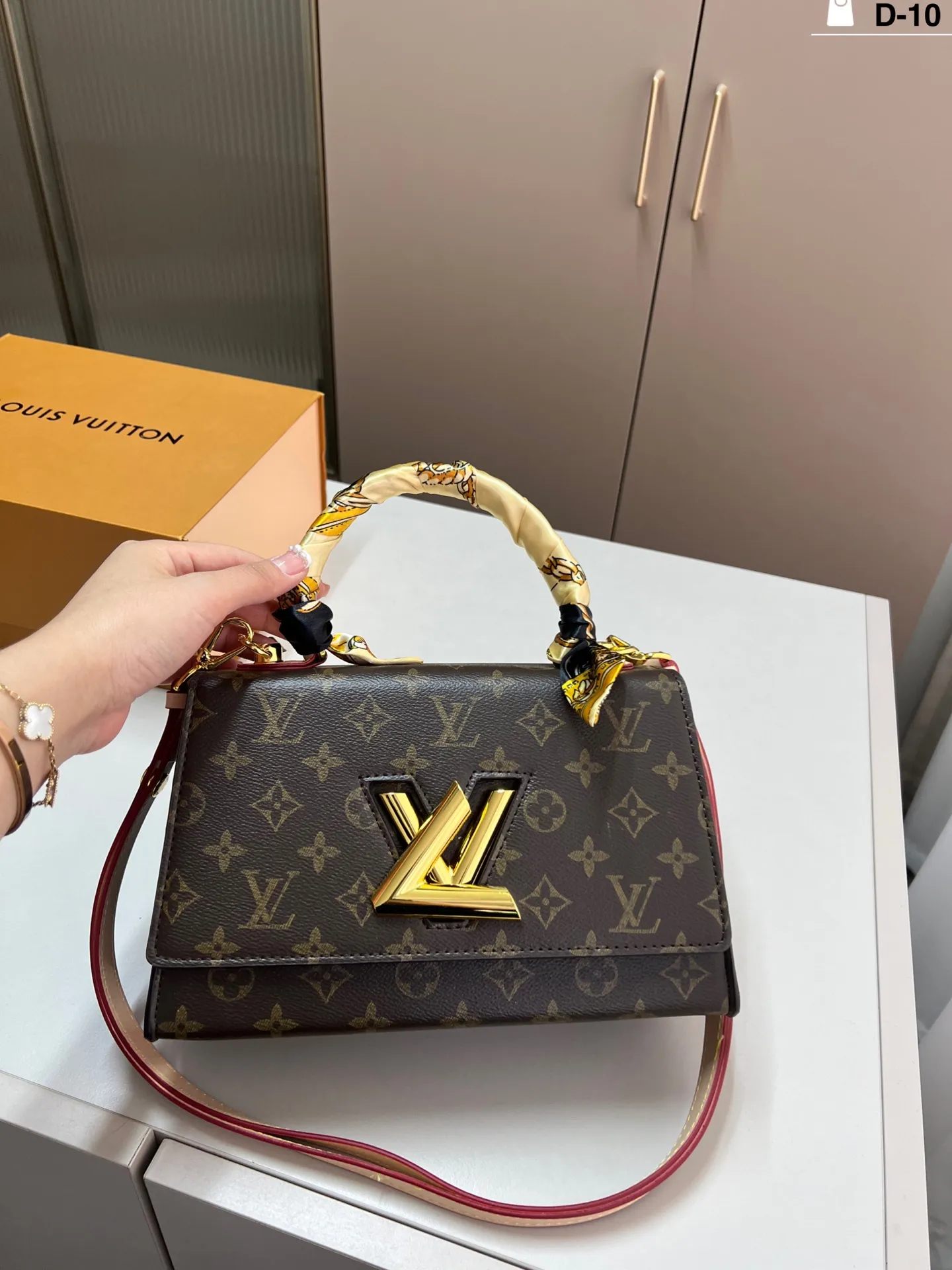 💰p150 lvTwist新款 旋转扣 气场强大实用又百搭 可以说是品牌中的经典 神仙颜值！ 实物真的高级有质感 D-10尺寸25&times;14折叠盒