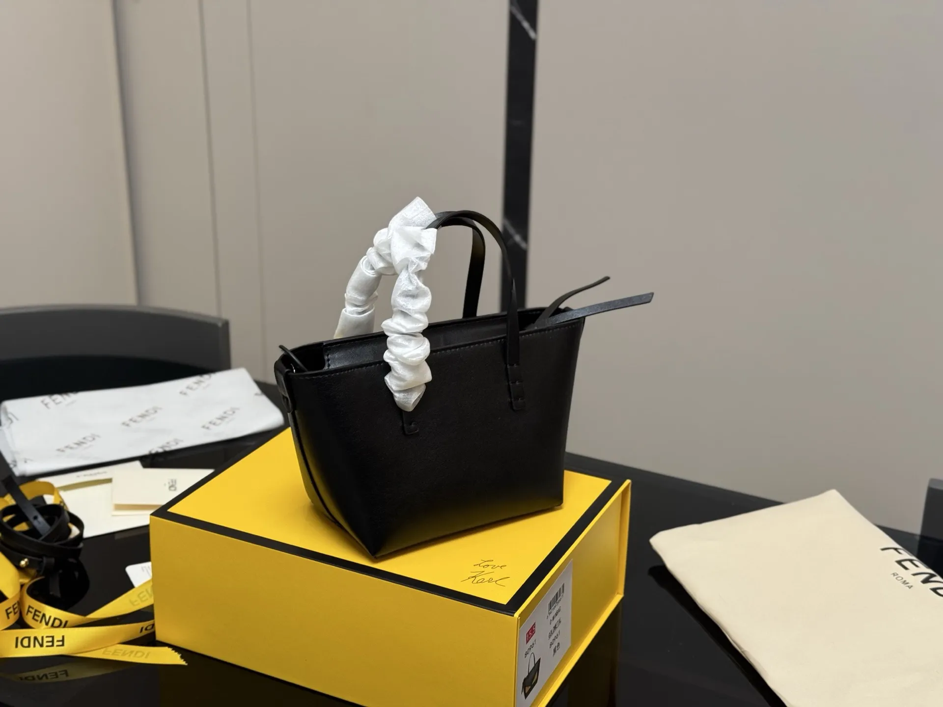 ¥170 配折叠盒 芬迪 FENDI 怪兽菜篮子 简约大气风格 更加轻盈 可轻松驾驭各种风格 是每个酷酷女孩必入款 尺寸:16.13cm