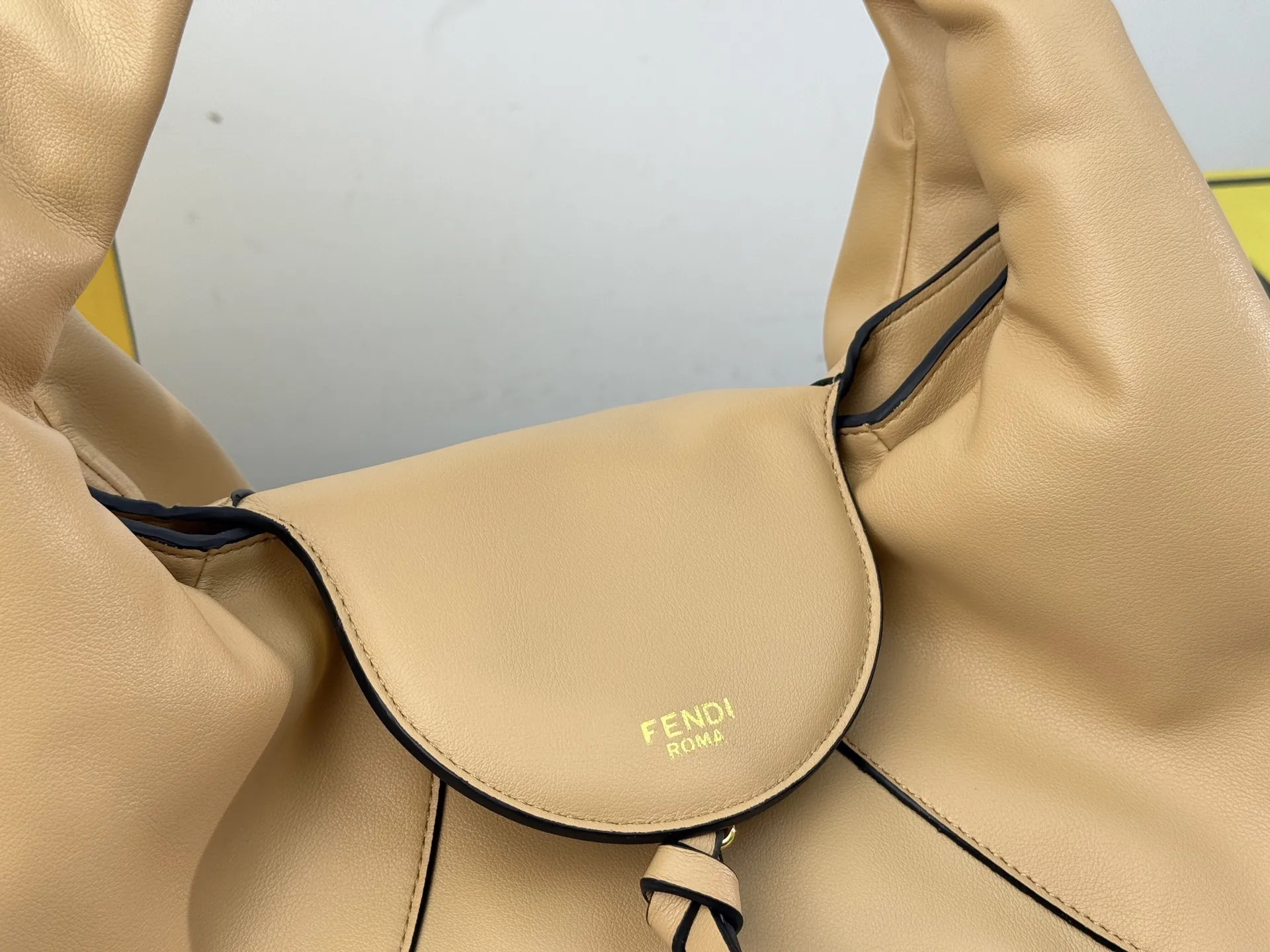 （折叠盒⚠️）p260/p240 芬迪新款包身隐藏的 &ldquo;机关锁&rdquo;开合像解密一样有趣，名字&ldquo;SPY&rdquo;（间谍）由此而来。 包口小口袋低调又充满心机感，像好朋友一样守护着你的秘密 ，更像是一双有智慧的眼睛带你&ldquo;窥探&rdquo;世界 可调节肩带：单肩、斜挎或手拎，适合不同场合。 size：33*27cm（大） size：21*21cm（小）