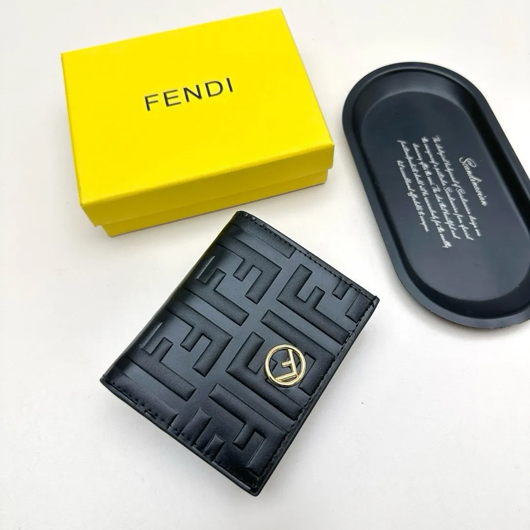 📢📢📢p90 芬迪 8351 💞颜色:黑色 黑棕 大象灰 棕色 💞尺寸: 11*9*2.5 💞说明: Fendi专柜最新款火爆登场!采用进口小牛皮,做工精致, 媲美专柜!多功能小钱包,超级实用!💥