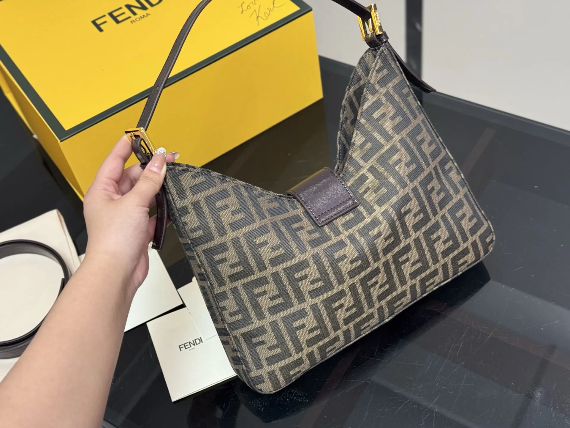¥170 配折叠盒 Fendi zucca 老花牛角包 芬迪牛角包真的好看又好背 万年经典 硬版布面 包身挺括 size :30.24cm