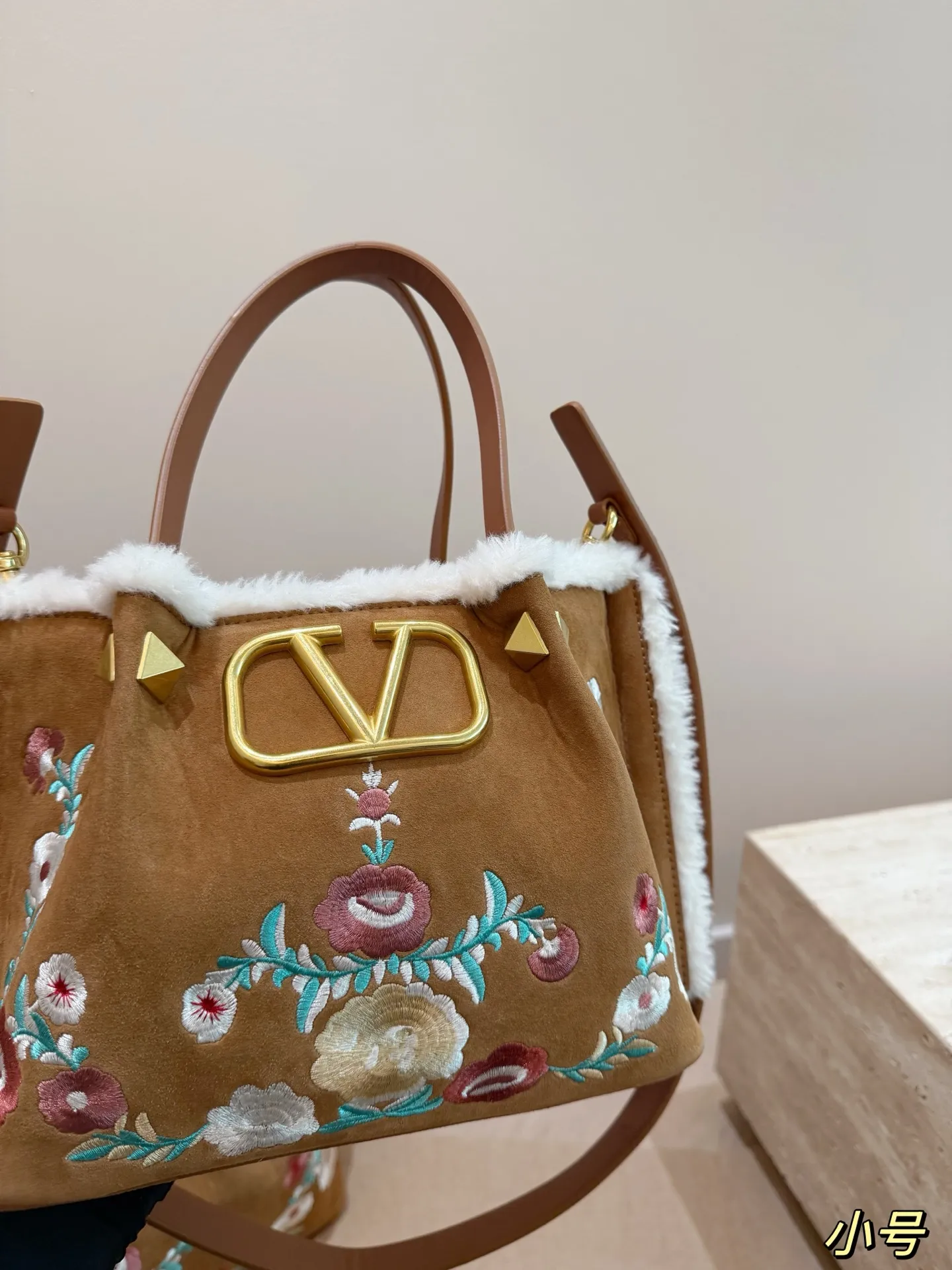 大号P240 无盒⚠️尺寸37*24 小号P235 无盒⚠️尺寸25*19 华伦天奴 Valentino麂皮羊羔毛托特包 魅力无限 释放你的时尚态度 外形独特,有很多可爱的颜色可选,简直是不可错过的时尚单品 不同于帆布包的柔软,背在身上主打一个肆意洒脱的感觉,超有质感,时尚达人超爱