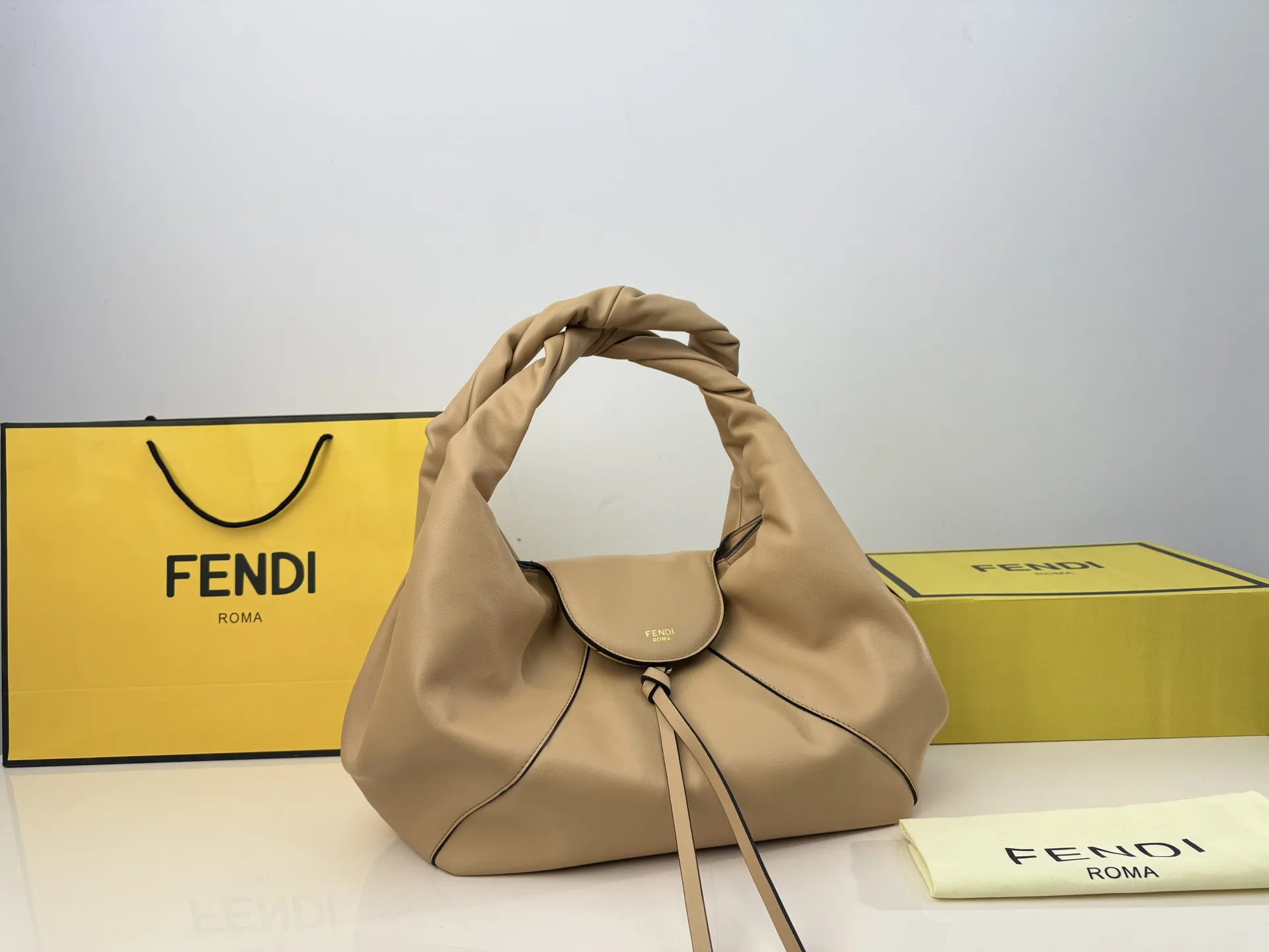 (折叠盒⚠️)p260/p240 芬迪新款包身隐藏的 “机关锁”开合像解密一样有趣,名字“SPY”(间谍)由此而来。 包口小口袋低调又充满心机感,像好朋友一样守护着你的秘密 ,更像是一双有智慧的眼睛带你“窥探”世界 可调节肩带:单肩、斜挎或手拎,适合不同场合。 size:33*27cm(大) size:21*21cm(小)