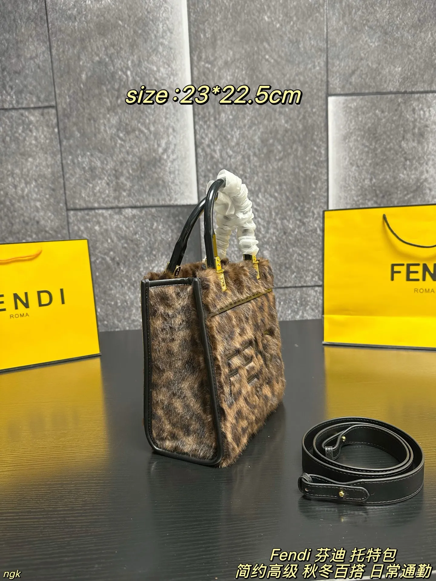 P185配盒 Fendi 芬迪 托特包 芬迪FENDI 毛绒托特包加上毛茸茸的元素瞬间软绵绵的一下就温柔起来了。秋冬很适合背毛绒包！不仅手感很棒 还能取暖~软乎乎毛茸茸 简直无法拒绝啊！提花面料上装点黑色和橙色相间的狂野虎纹图案，标志性 FF 搭扣点缀黑色有机玻璃细节。以沉稳内敛的大地色系登场，无论是新年穿搭还是日常通勤都保持优雅干练本色。 尺寸：23*22.5cm