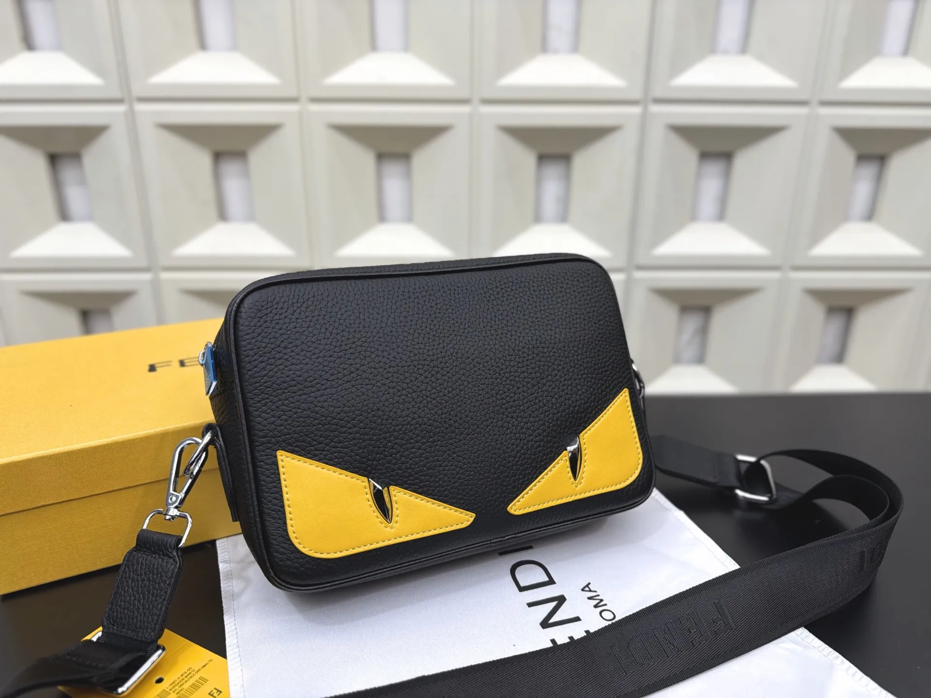 P125 Fendi 芬迪 小怪兽邮差包 单肩包 男女通用斜挎包 经典百搭 实物拍摄 配送礼盒 24 x 16 cm。