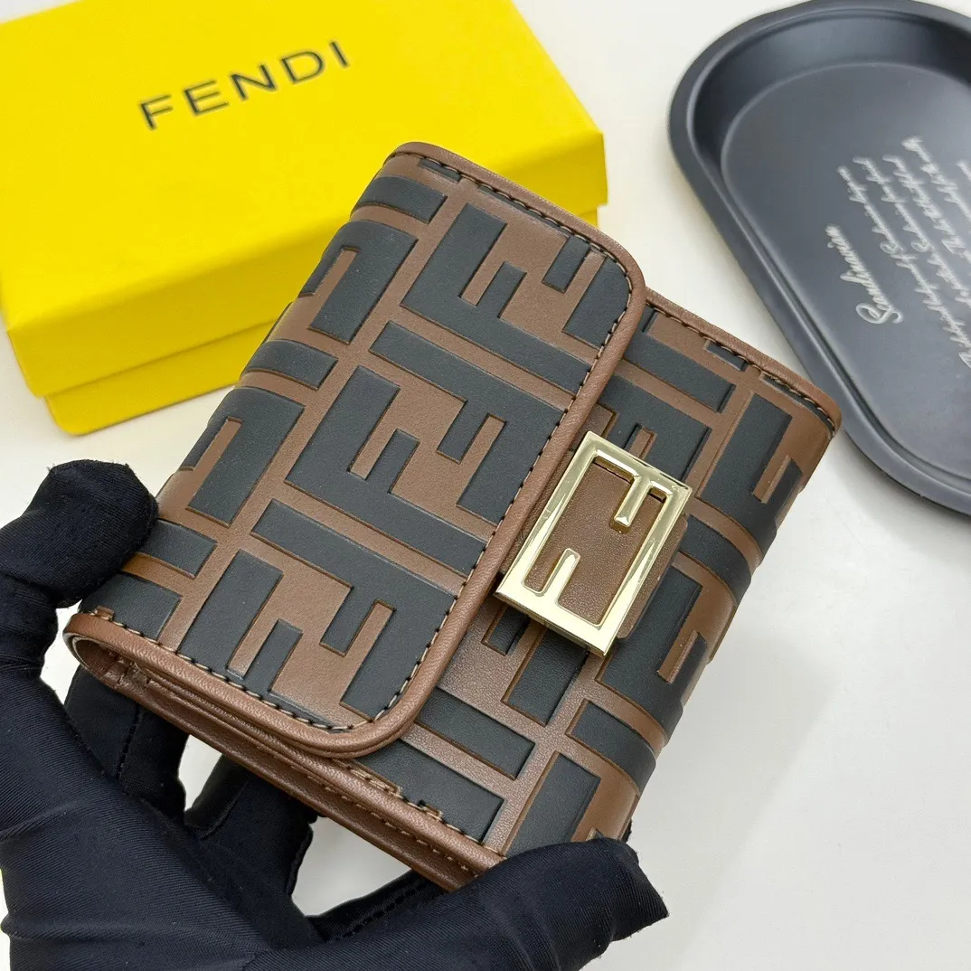 p90🎀芬迪 8013🎀颜色 黑色 黑棕🎀尺寸 10*8.5*2.5 🎀Fendi专柜火爆登场！采用进口小牛皮，做工精致， 媲美专柜！多功能小钱包，超级实用！