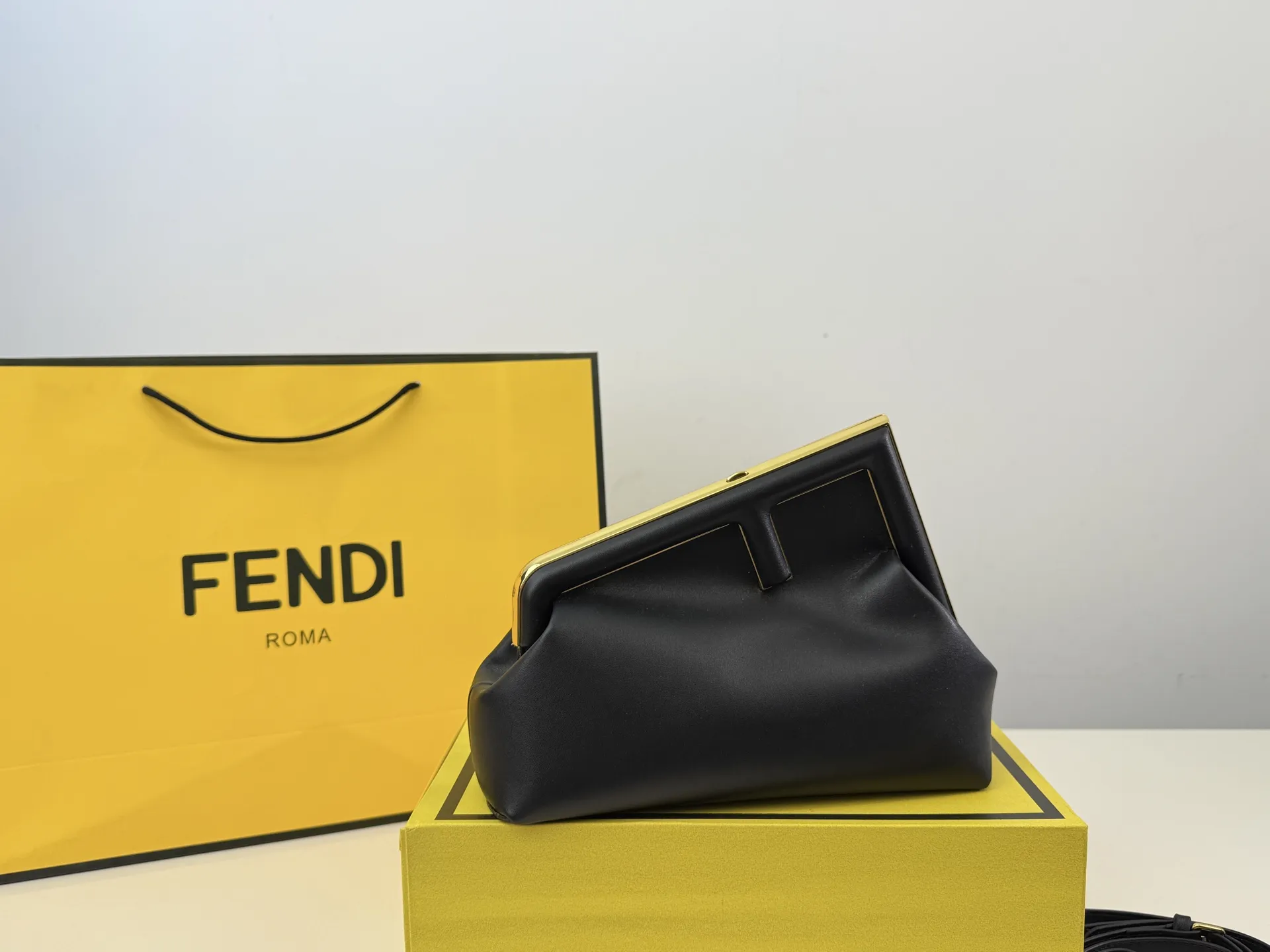 (折叠盒⚠️)p170 First 芬迪的包包越来越好看了,特别是这款,爱不释手!设计颠覆了以往的包包,新款Fendi First的轮廓融入了Fendi首字母F的造型,很特别,简直处处精彩,通勤,晚宴什么都能搭,优雅中带着一丝酷飒,太喜欢!尺寸:22.18