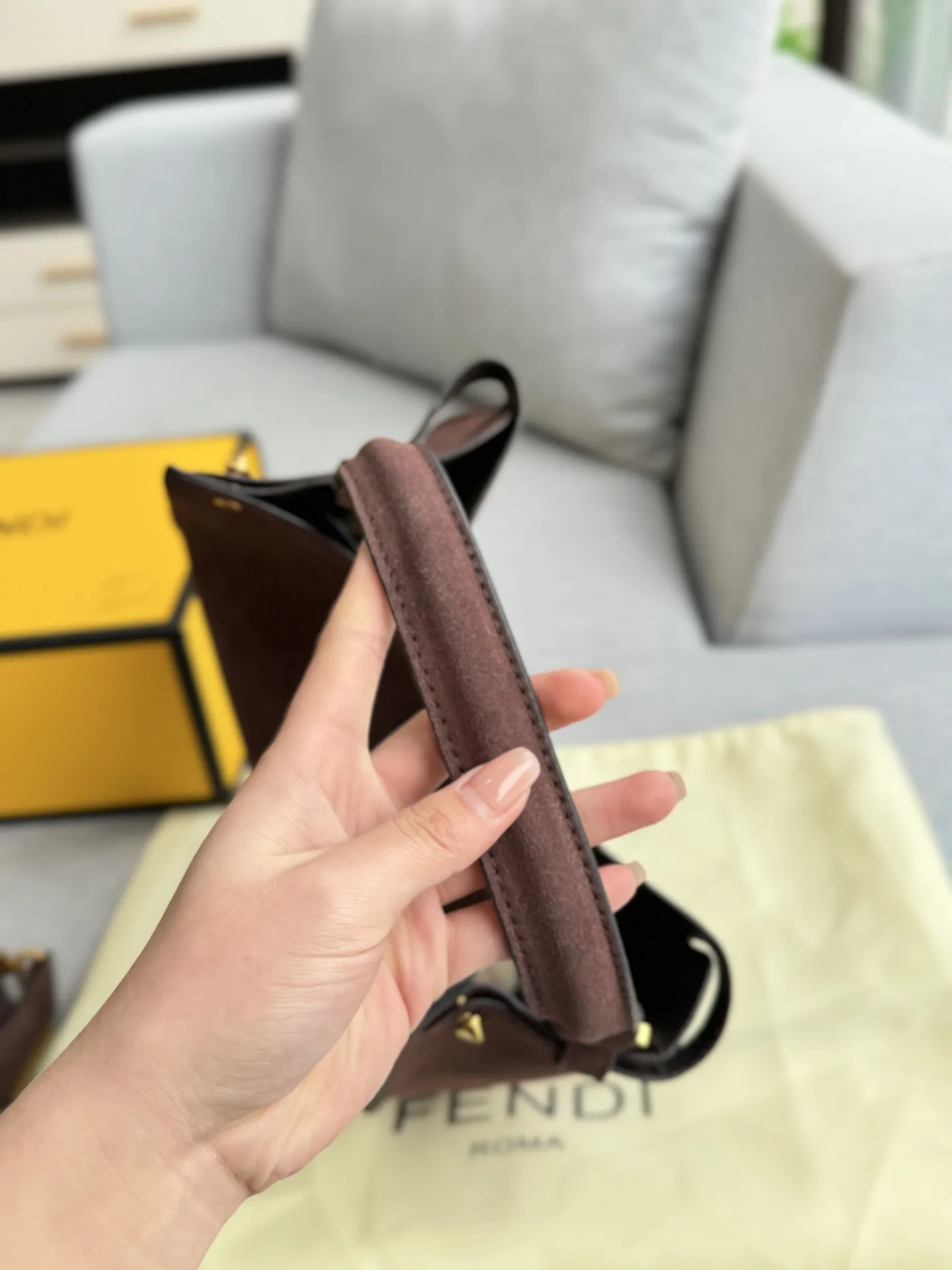 💰205 折叠盒 size:30×24 FENDI芬迪 麂皮 小猫包 单肩包 手提包 金属锁扣超有质感✨手提斜挎都OK,通勤休闲都能用!包身“FENDI ROMA”字样超有辨识度,内部空间合理,日常物品轻松收纳。 Peekaboo系列自2009年推出,优雅又实用,是FENDI标志性单品,时髦精们必入!