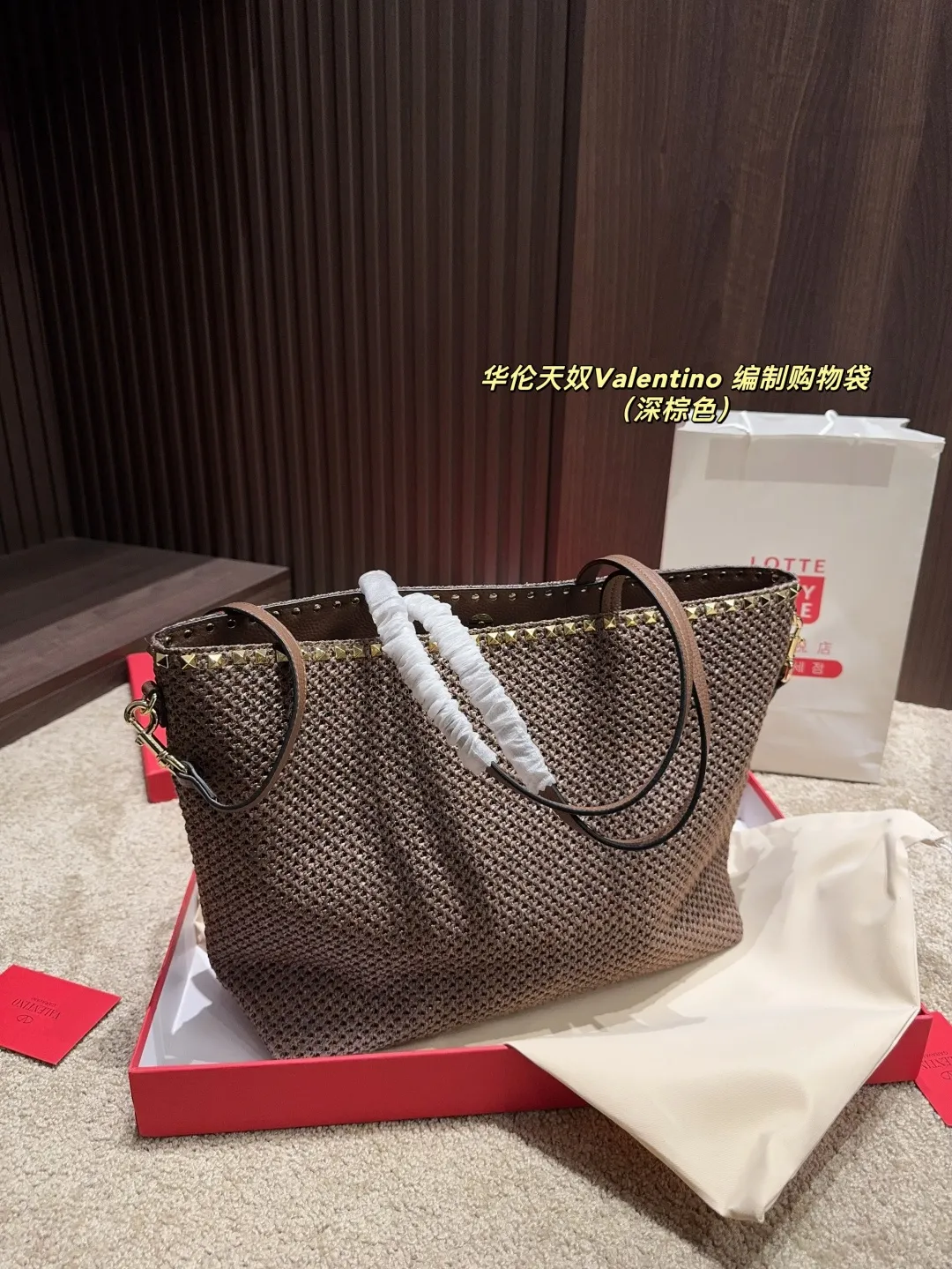 p170配盒⚠️尺寸45.28 华伦天奴Valentino 编制购物袋 俏皮超个性谁背谁好看 掩饰不住的洋气 精致走线 拼色很有特点 巨百搭可随心日常搭配 休闲俏皮同时又带着一点o名媛范 必将成为新年春夏的超级爆款 &hearts;️