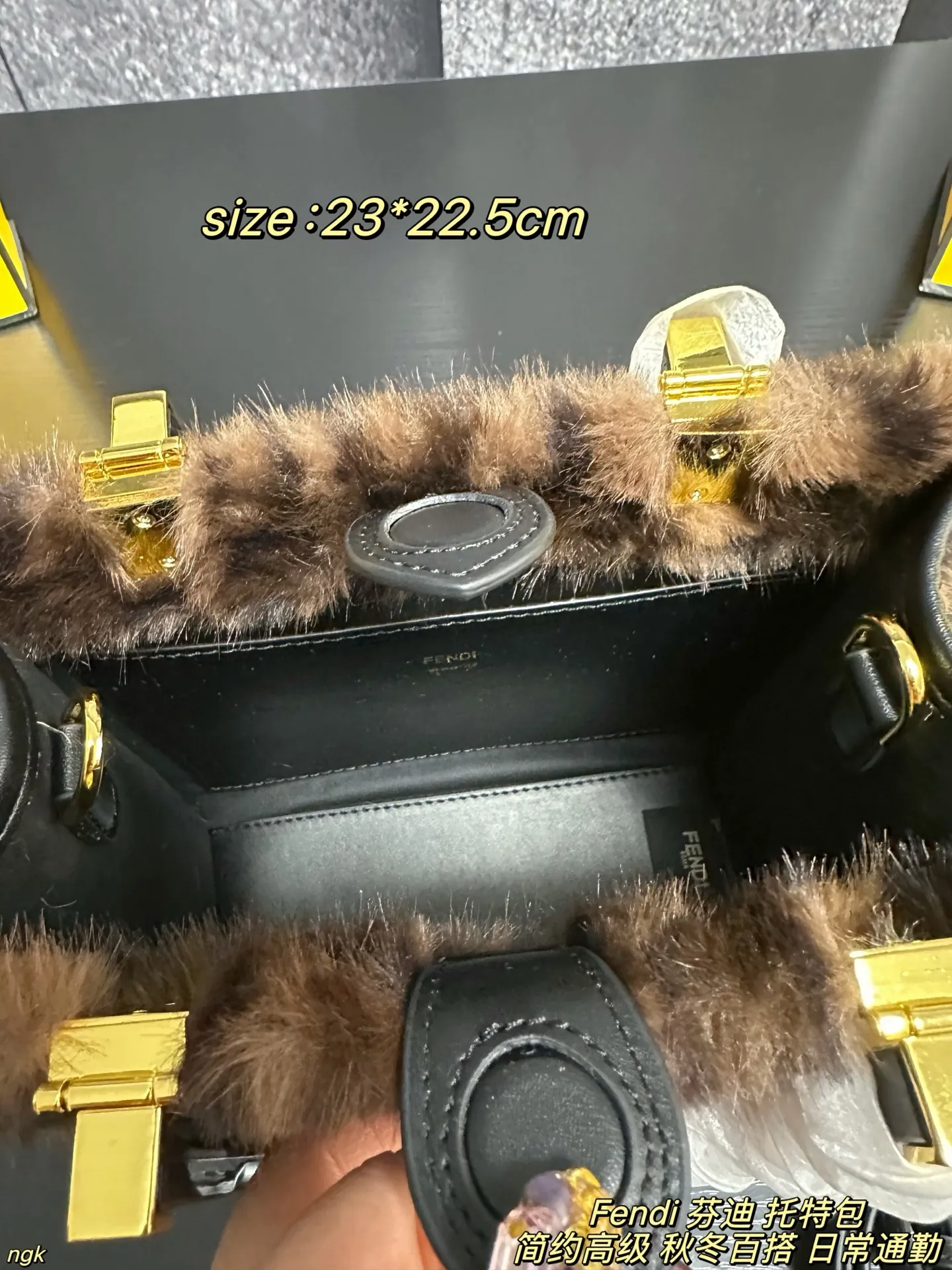 P185配盒 Fendi 芬迪 托特包 芬迪FENDI 毛绒托特包加上毛茸茸的元素瞬间软绵绵的一下就温柔起来了。秋冬很适合背毛绒包!不仅手感很棒 还能取暖~软乎乎毛茸茸 简直无法拒绝啊!提花面料上装点黑色和橙色相间的狂野虎纹图案,标志性 FF 搭扣点缀黑色有机玻璃细节。以沉稳内敛的大地色系登场,无论是新年穿搭还是日常通勤都保持优雅干练本色。 尺寸:23*22.5cm