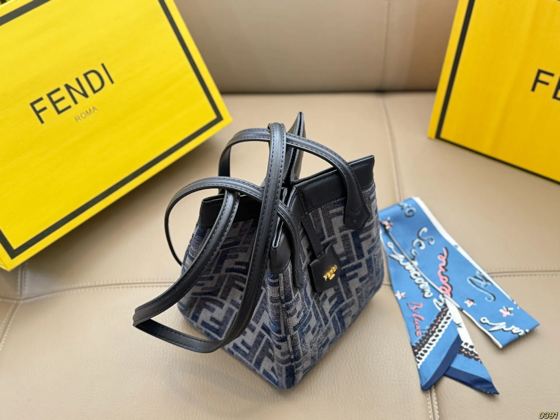 ¥180折叠盒 芬迪FENDI Origami托特包 灵感源自于折纸艺术,可随意变化包型,8个隐藏式吸磁扣保证的物品的安全性,也更加美观。 打开是一个tote 的样式,折起来是个水桶包,这也更加体现品牌的二元性,创意与实用美相结合。 尺寸:15 20