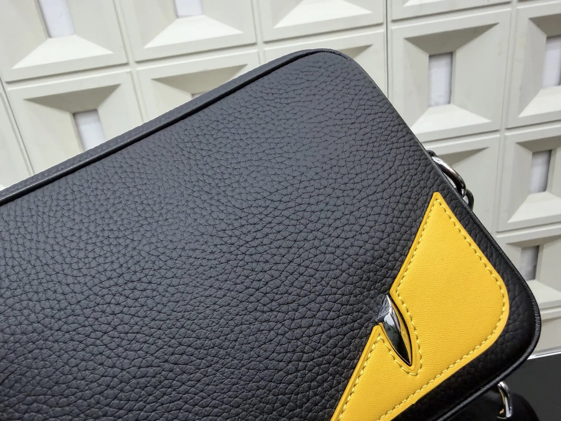 P125 Fendi 芬迪 小怪兽邮差包 单肩包 男女通用斜挎包 经典百搭 实物拍摄 配送礼盒 24 x 16 cm。