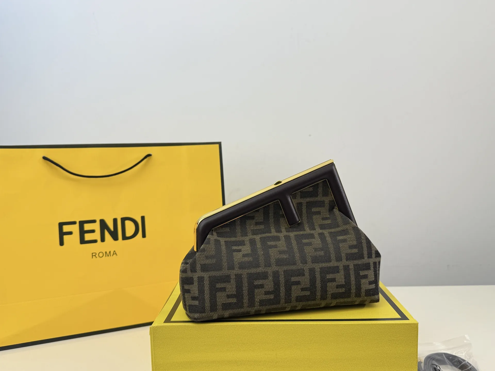 (折叠盒⚠️)p170 First 芬迪的包包越来越好看了,特别是这款,爱不释手!设计颠覆了以往的包包,新款Fendi First的轮廓融入了Fendi首字母F的造型,很特别,简直处处精彩,通勤,晚宴什么都能搭,优雅中带着一丝酷飒,太喜欢!尺寸:22.18