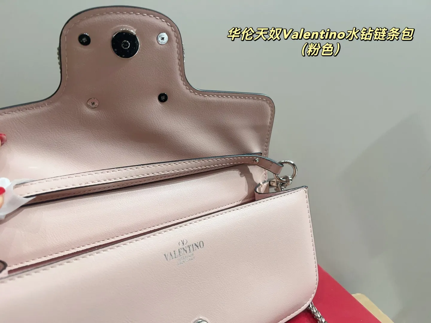 p160配折叠盒⚠️尺寸27.11 华伦天奴Valentino水钻链条包 细腻彷佛云朵般的蓬软包身,让轻抚过皮质的瞬间感到疗愈,将温柔与利落而硬派的铆钉元素相互融合,呈现出既娇柔又实属个性派的抢眼印象 柔美包身手提肩背各带有不同韵味