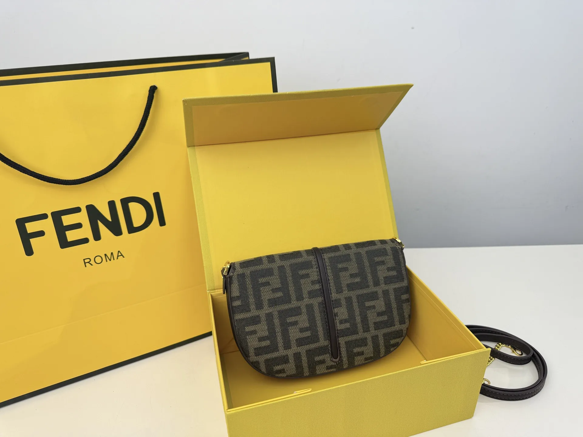 （折叠盒⚠️）p160 Fendi Baguette芬迪包第一眼就觉得砸中了我。加上有一根较长的肩带，非常实用。装个手机，口红，粉饼都毫无压力。看起来虽然不算太大但是绝对很能装。尺寸19 13