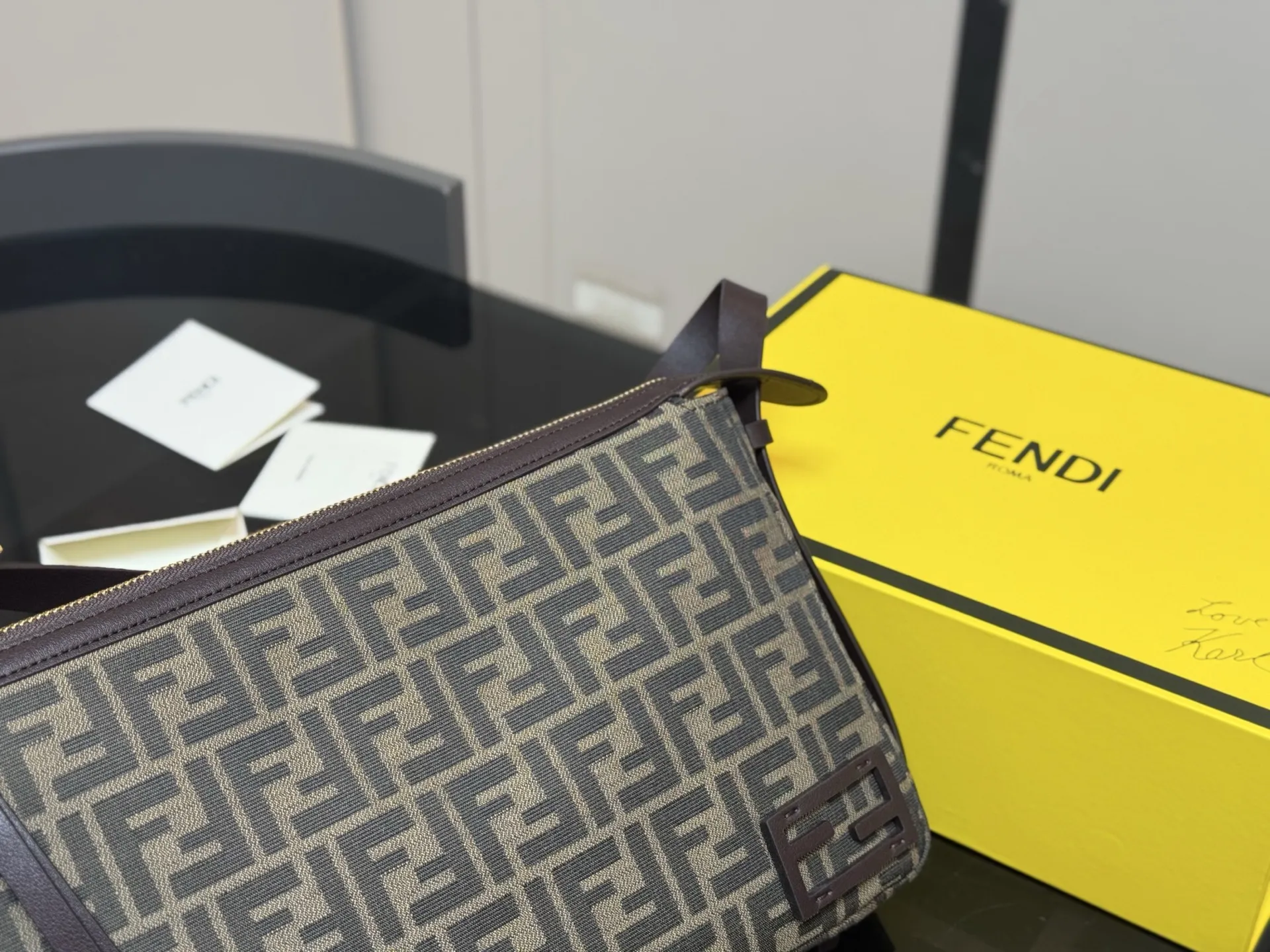 &yen;185 无盒 &yen;175 配盒 Fendi芬迪hobo ✅原单高品 优雅高级 百看不腻 偏爱它的时尚和洒脱 尺寸:33.19cm 22.12cm