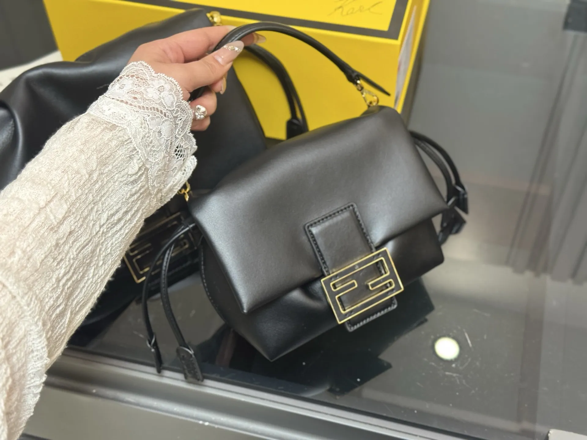 &yen;190 &yen;205 芬迪大胖是我今年要收入囊中的一款中古包 fendi老花百看不厌 金扣搭配 宝藏一-般的存在17cm 26cm配盒子