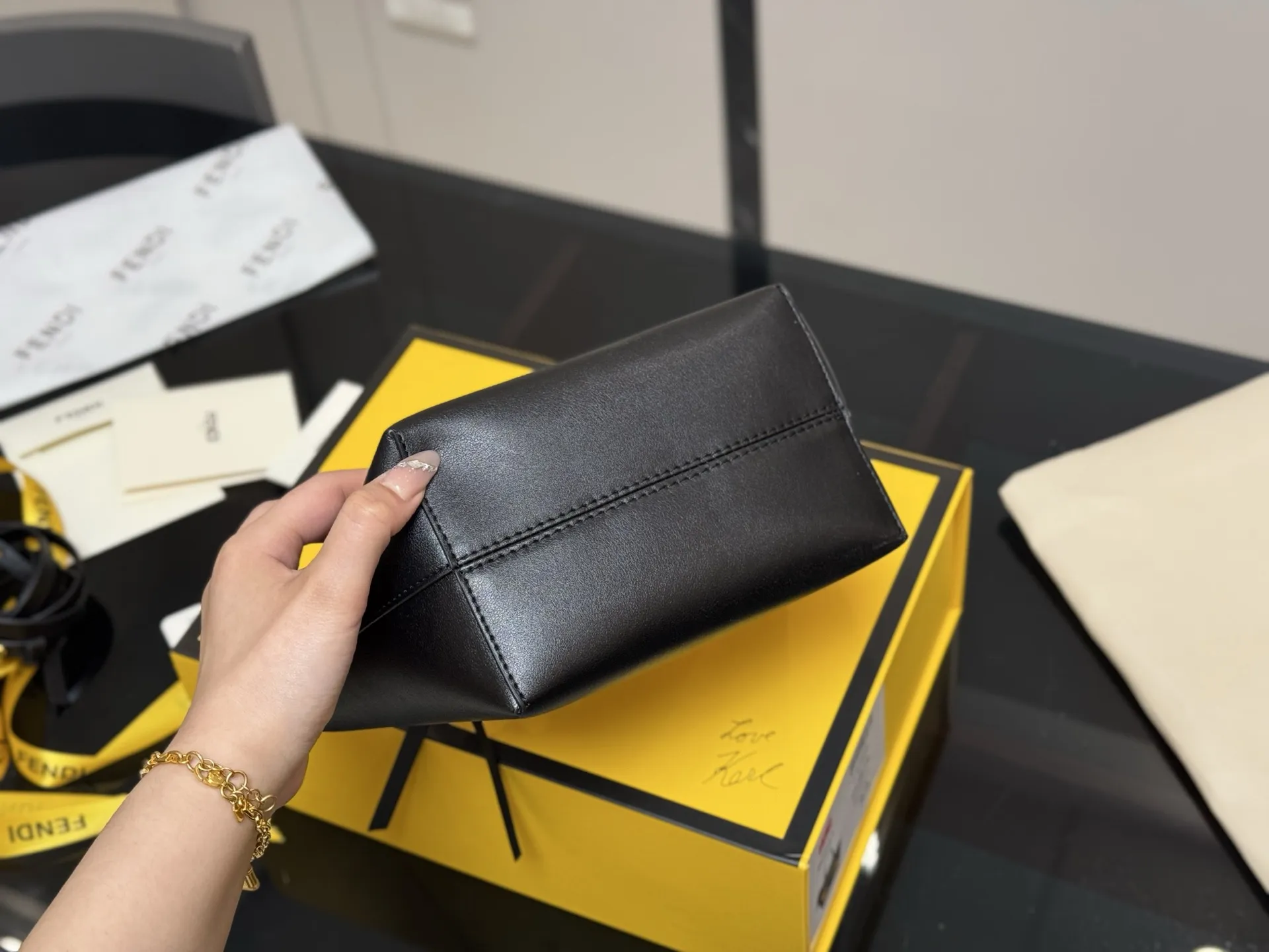 &yen;170 配折叠盒 芬迪 FENDI 怪兽菜篮子 简约大气风格 更加轻盈 可轻松驾驭各种风格 是每个酷酷女孩必入款 尺寸:16.13cm