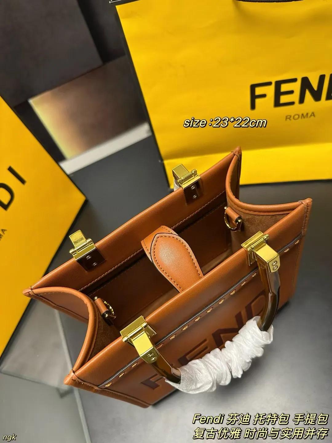 P160 配盒 Fendi 芬迪 托特包 手提包 好看又酷炫的芬迪包包，FENDI 托特包&ldquo;阳光手提袋&rdquo;高级感十足，小小的冲击感中又带有精致与质感，复古风，外观够简约，随便搭配一身，出门立马是焦点。实用与时尚并存，不管是出行游玩或是通勤工作都很适合，衣服牛仔或是简约衬衫以及休闲装都不在话下。 尺寸：23*22CM