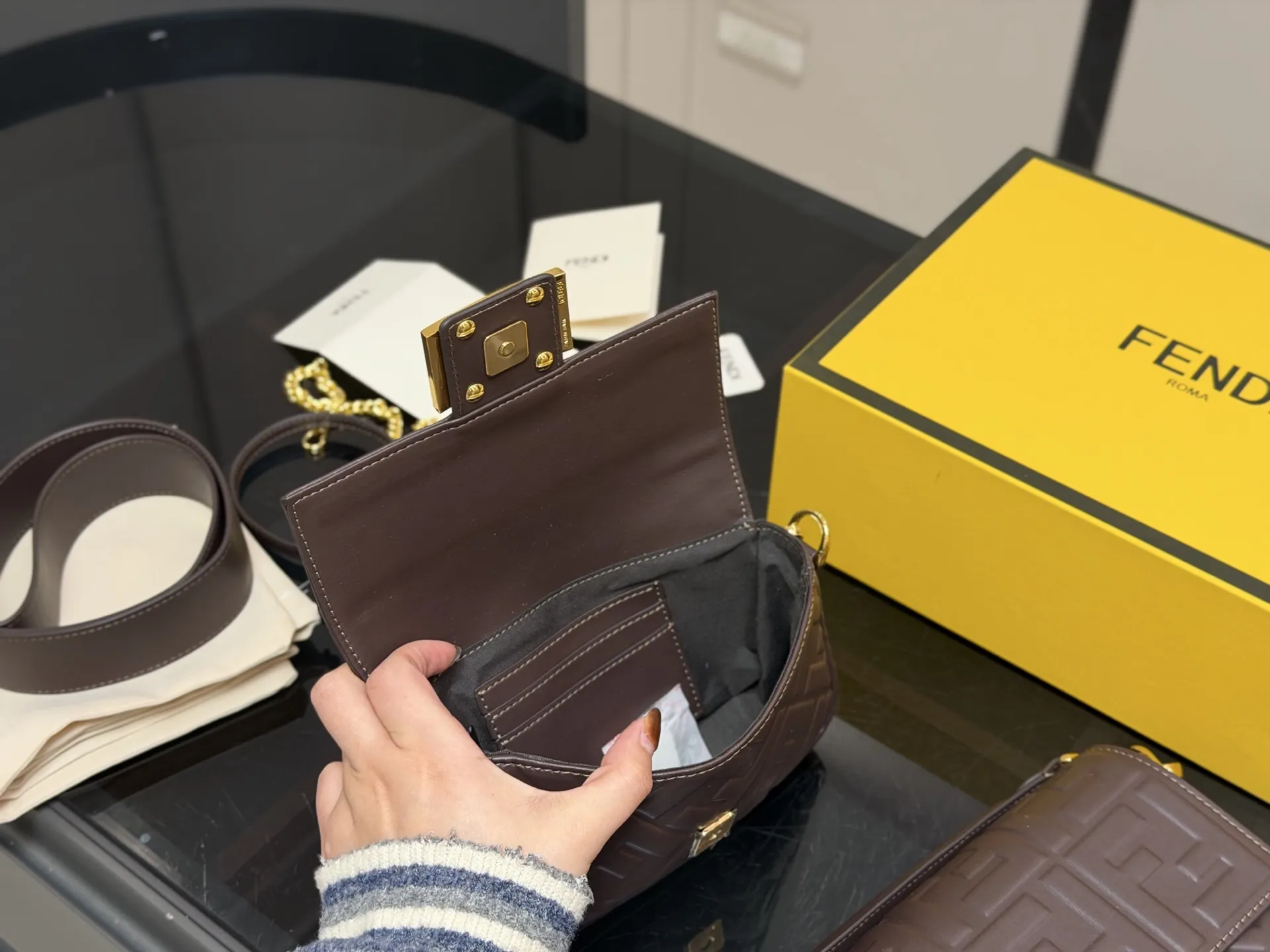 &yen;190 &yen;180 配折叠盒（升级版） size：25*15cm 18*10cm Fendi芬迪法棍包 （Baguette) 单肩、斜跨都不是问题， 有种慵慵懒懒的街头！！ ⚠️牛皮品质